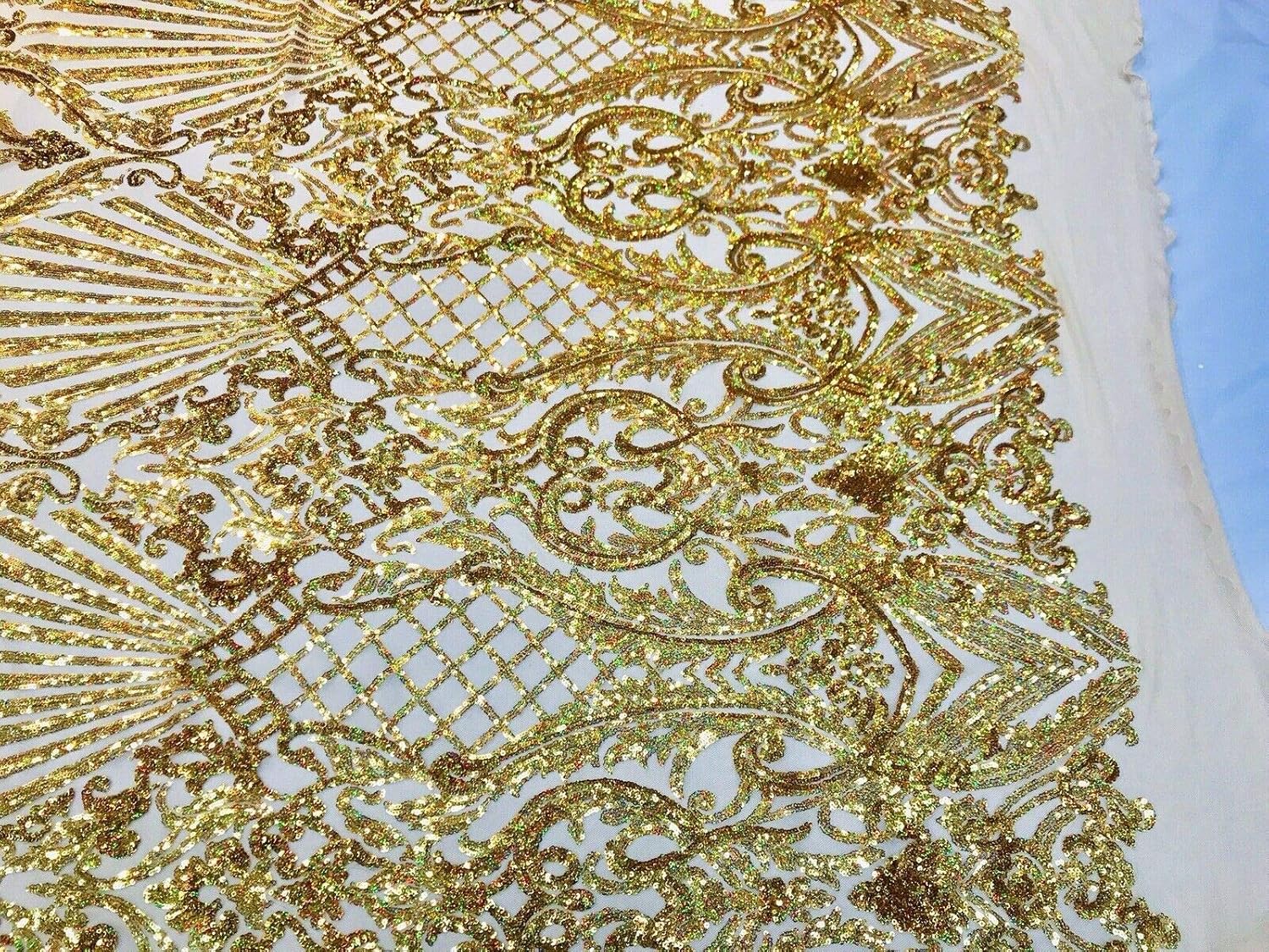Diseño de lentejuelas de damasco iridiscente dorado en una malla elástica de 4 vías por yarda.
