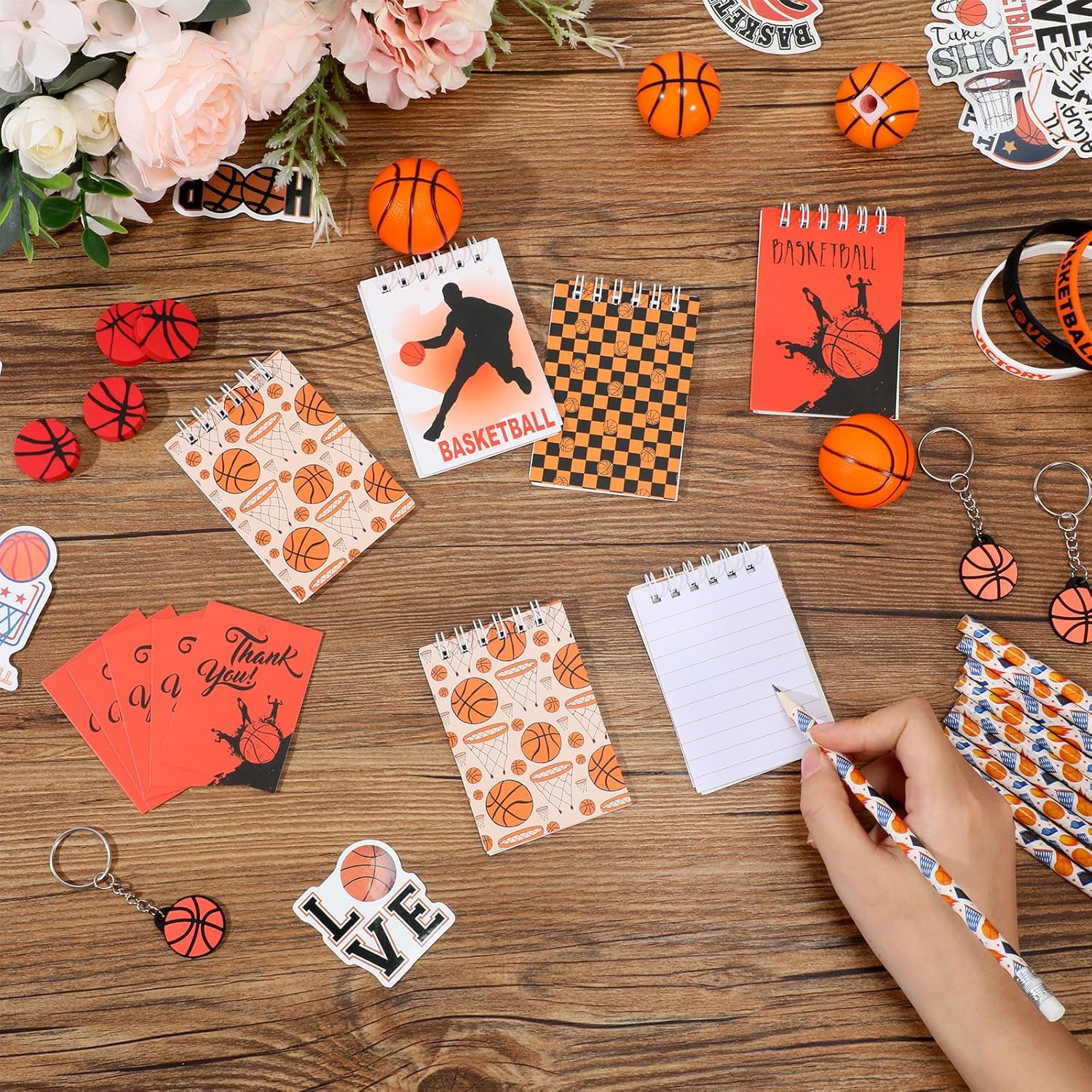 Colarr 195 piezas de regalos de cumpleaños de baloncesto, regalos de fiesta, tazas, lápices, mini libros, llaveros, pulseras, calcomanías, tarjetas