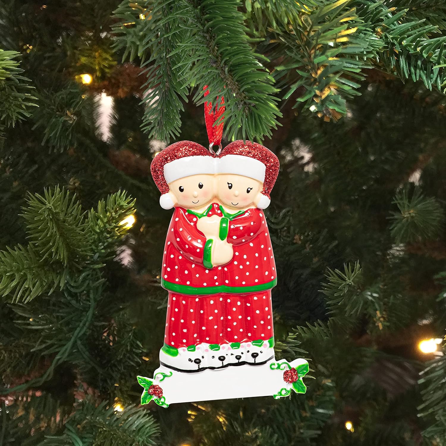 Adorno personalizado de nuestra primera Navidad juntos 2023  Pareja de pijamas rojos, familia de 2 pijamas para decoración del árbol de Navidad