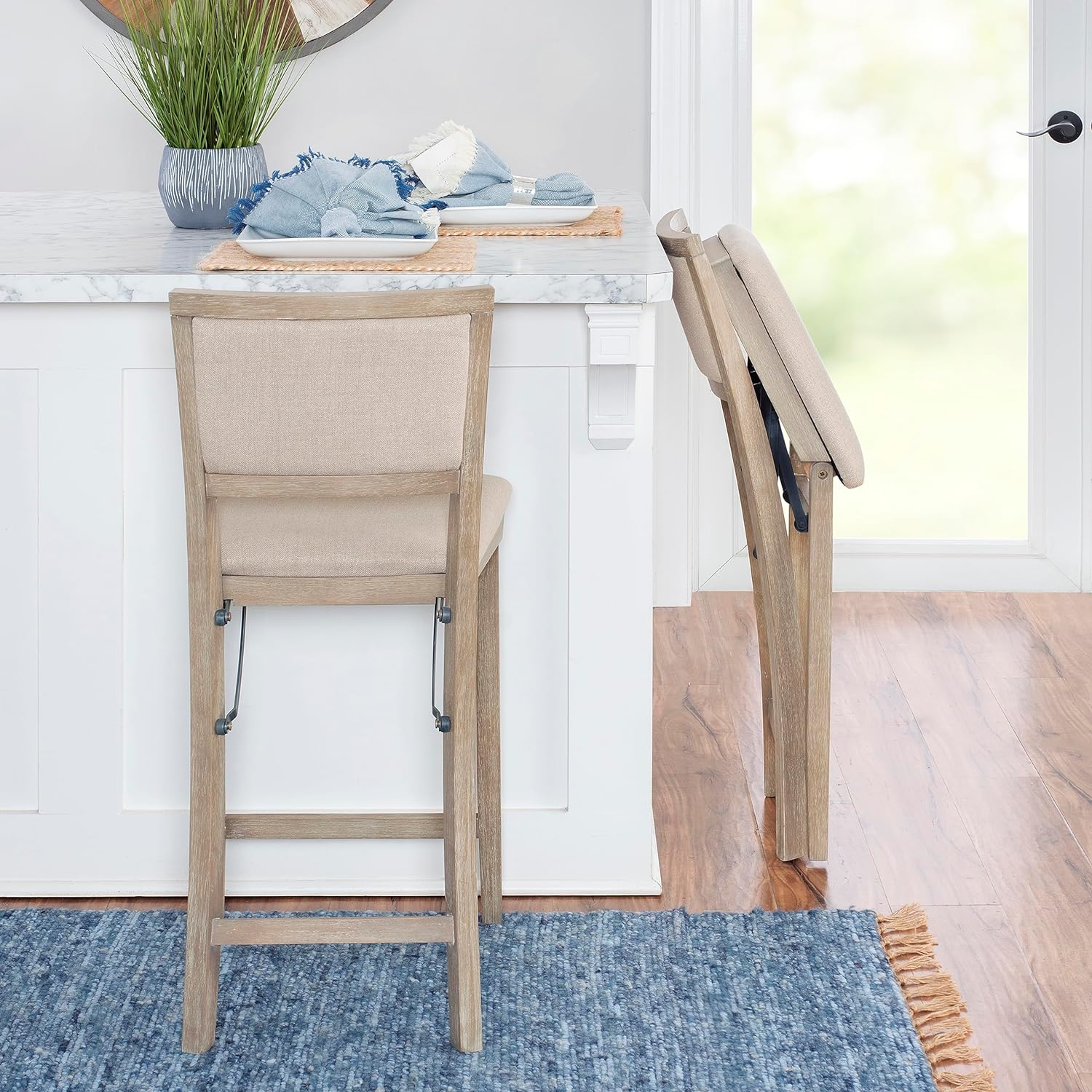 Linon Keira Taburete plegable de madera rústica natural con asiento tapizado beige y respaldo