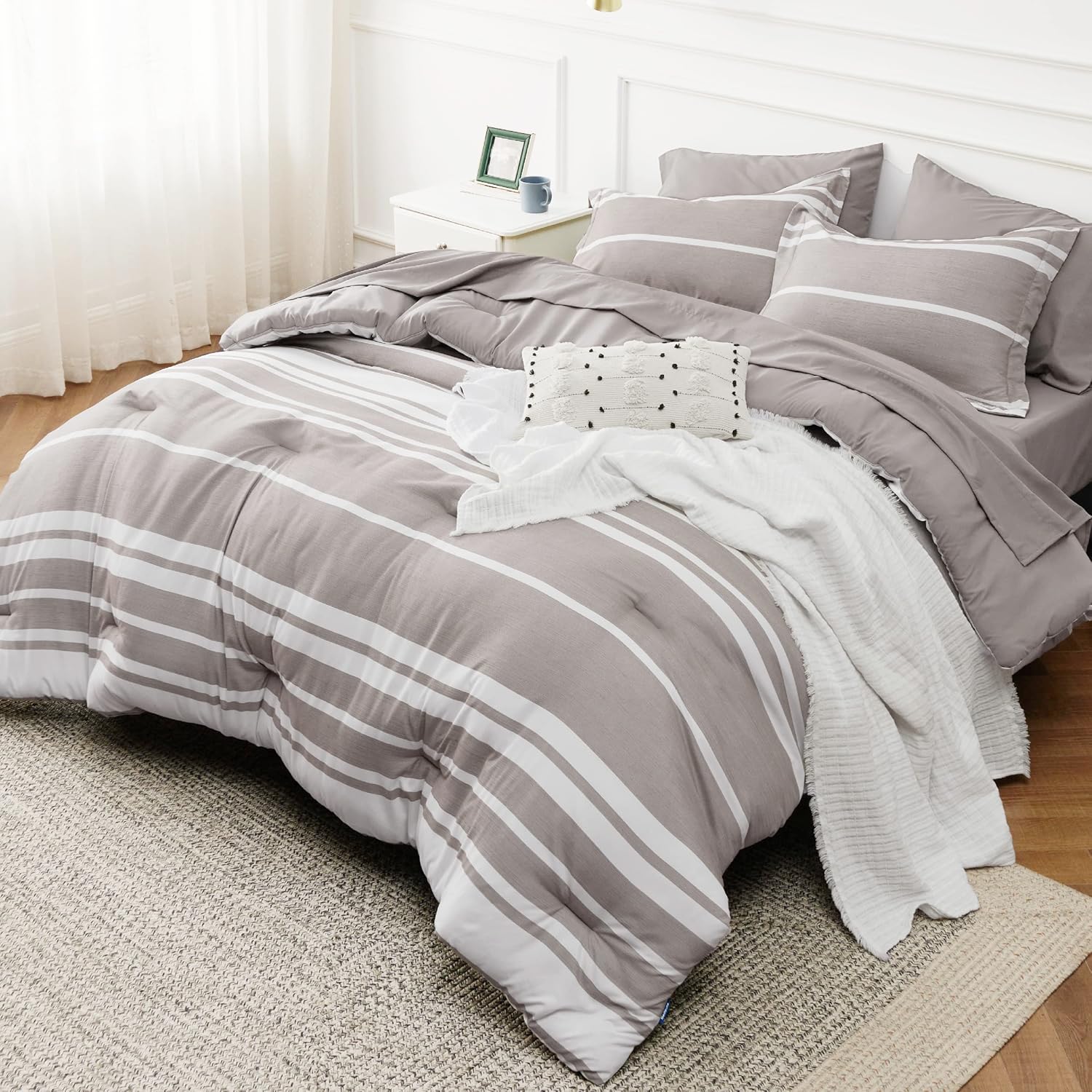 Bedsure Bed in a Bag King – Juego de edredón de 7 piezas, color blanco topo cálido a rayas, juego de cama para todas las estaciones, 2 fundas de
