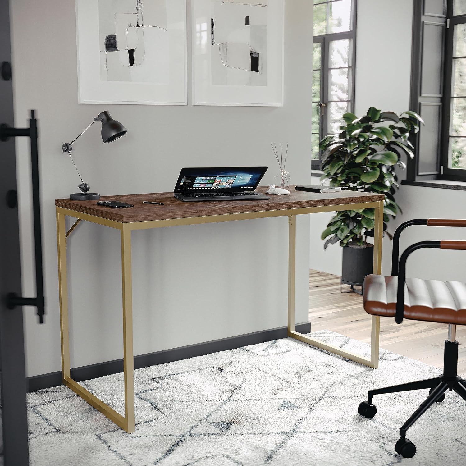 Martha Stewart Noah Home Office Parsons Escritorio en madera de nogal con marco de metal de latón pulido