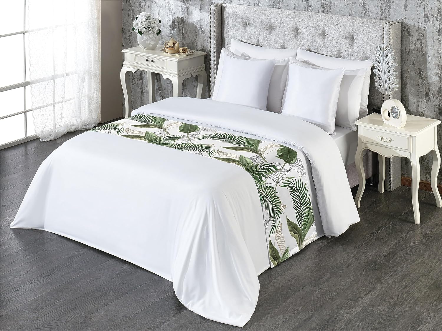 Ambesonne Camino de cama tropical, estilo hawaiano, adorno exótico de palmera y hojas de plátano, bufanda decorativa para hoteles, hogares y