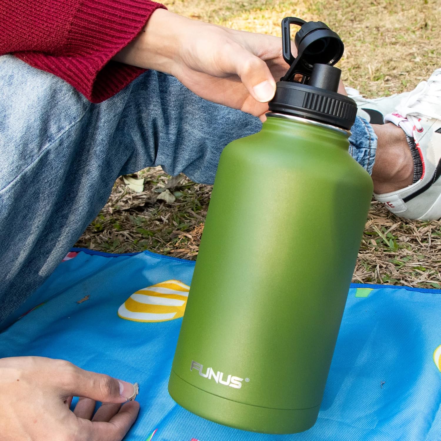 FUNUS Botella de agua aislada de 64 onzas (2 tapas) de acero inoxidable al vacío con asa, tapa superior abatible y cuerda de paracaídas, sin BPA,