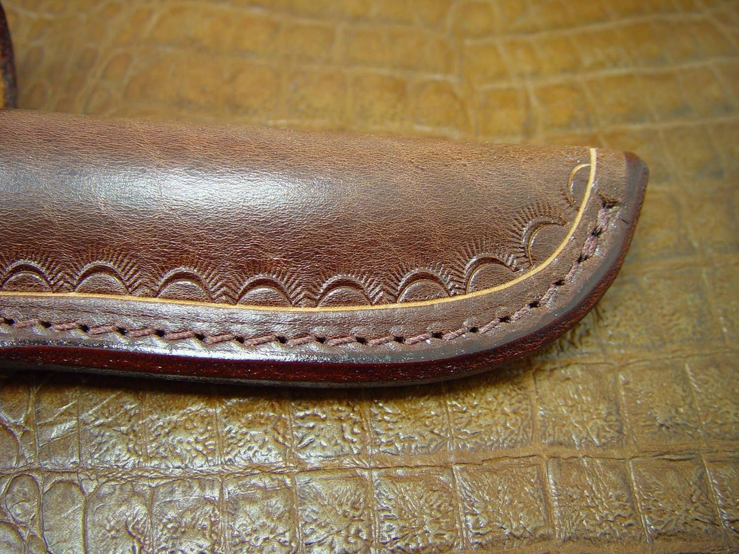 Funda cruzada personalizada para un cuchillo de cuchilla.