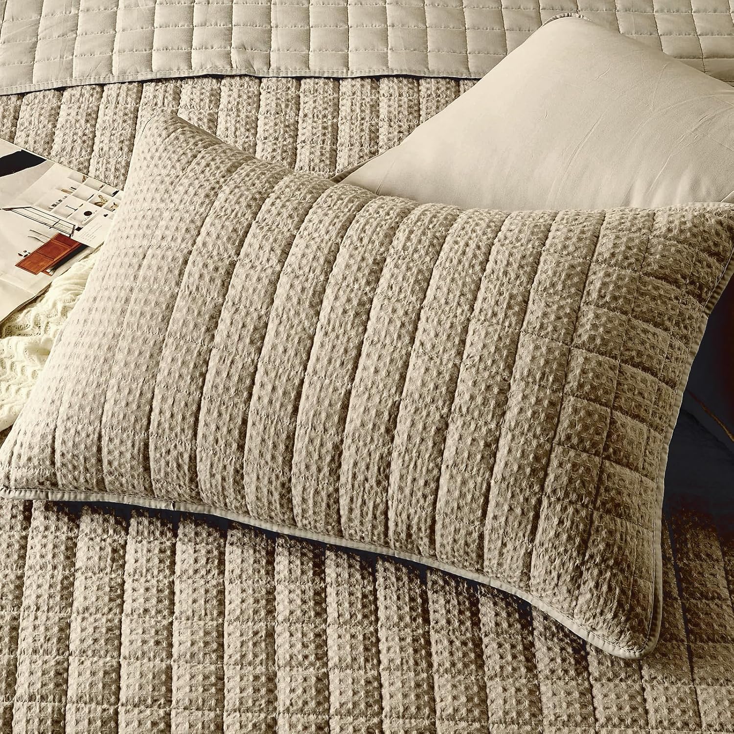 Qucover Juego de ropa de cama de tamaño King de gran tamaño, edredón de gofre beige tamaño King, colcha de colcha marrón topo, 3 piezas, manta