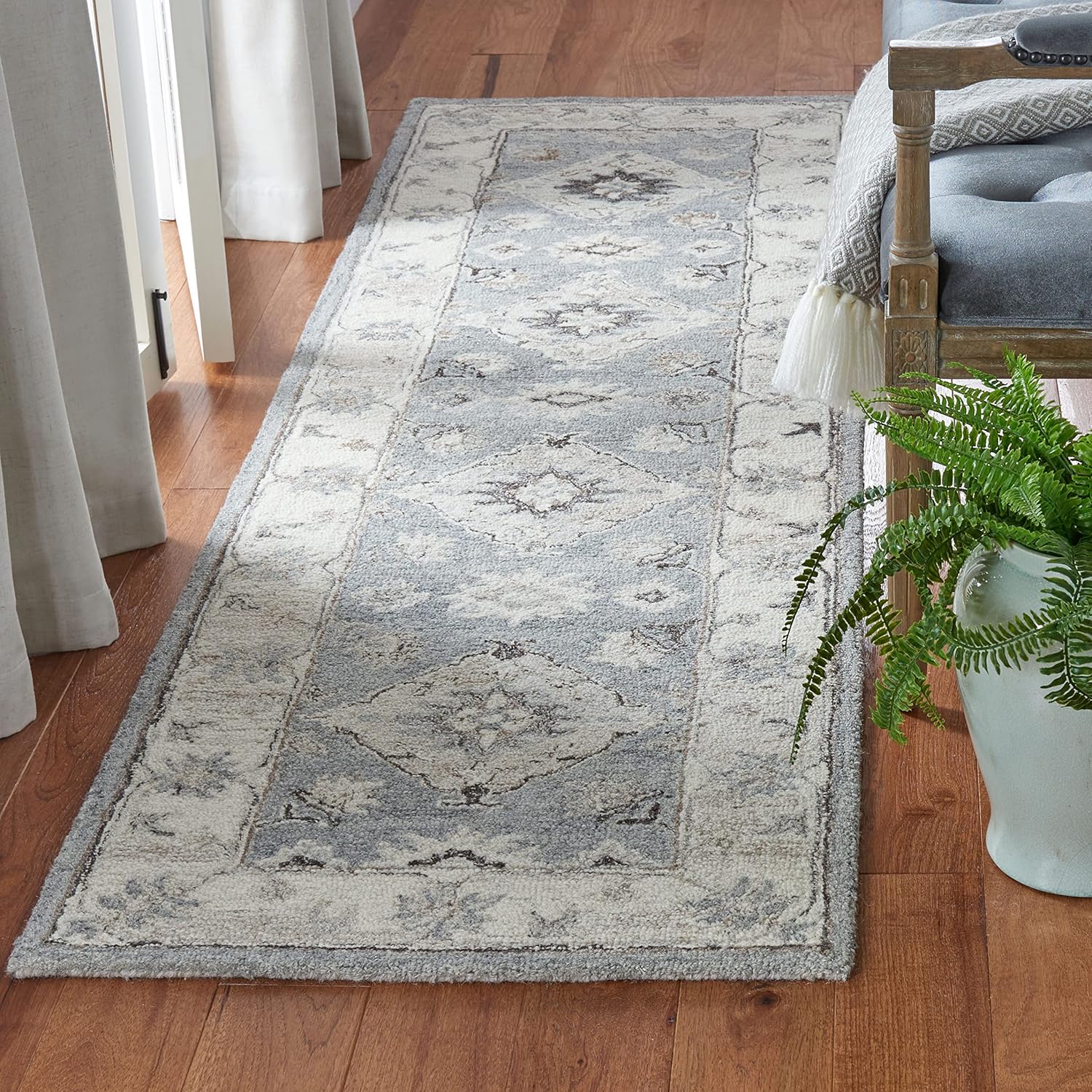 Safavieh Suzani Collection – Alfombra de pasillo, 2 pies 3 pulgadas x 6 pies, gris y marfil, lana bohemia hecha a mano, ideal para zonas de alto