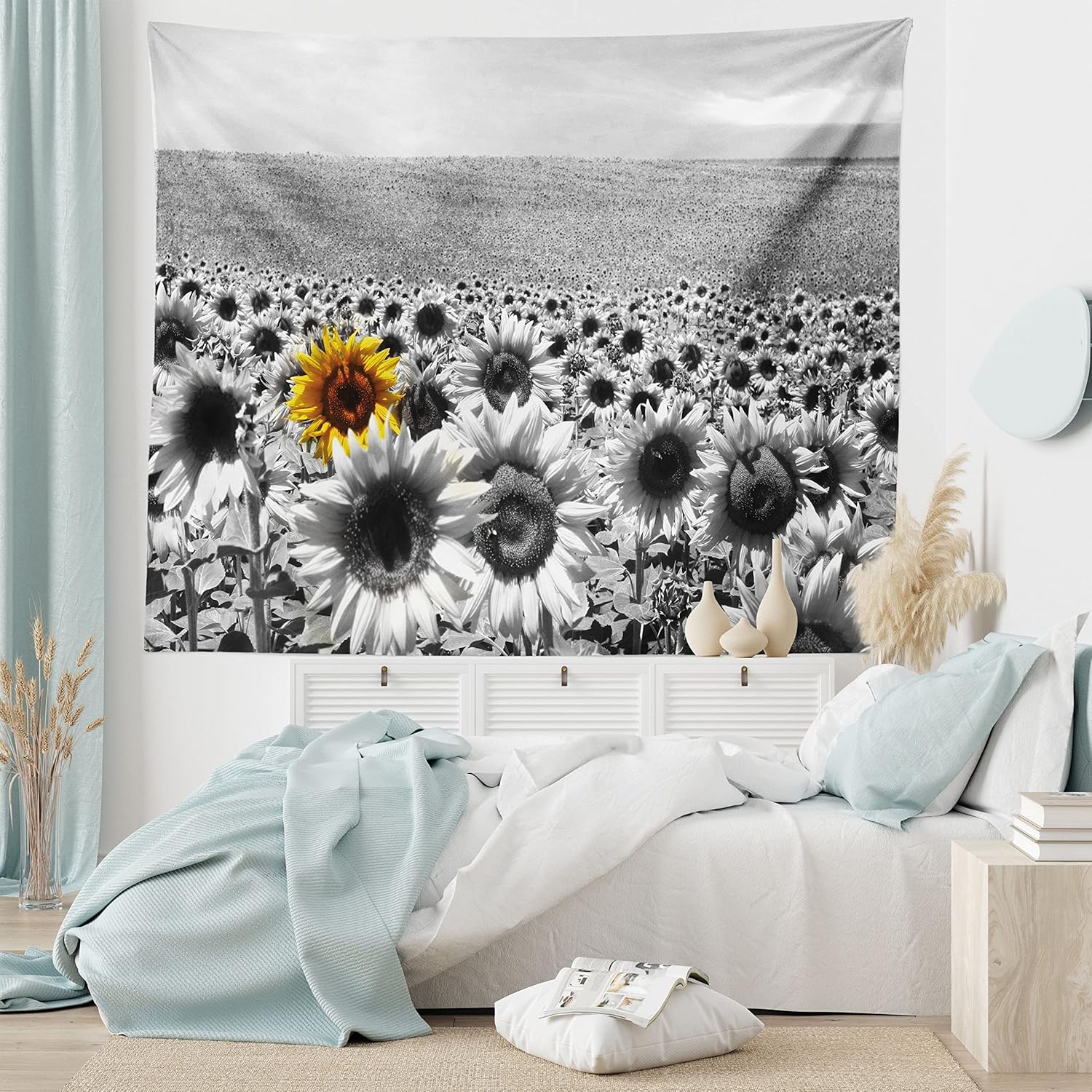 Lunarable Tapiz moderno, campo de girasol, blanco y negro, una sola flor amarilla, paisaje, individualidad, decoración de tela para colgar en la