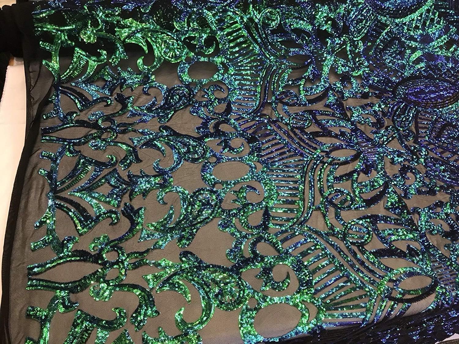 Diseño iridiscente de realeza bordado con lentejuelas en una tela de malla elástica de 4 vías (verde sobre negro, 3 yardas)