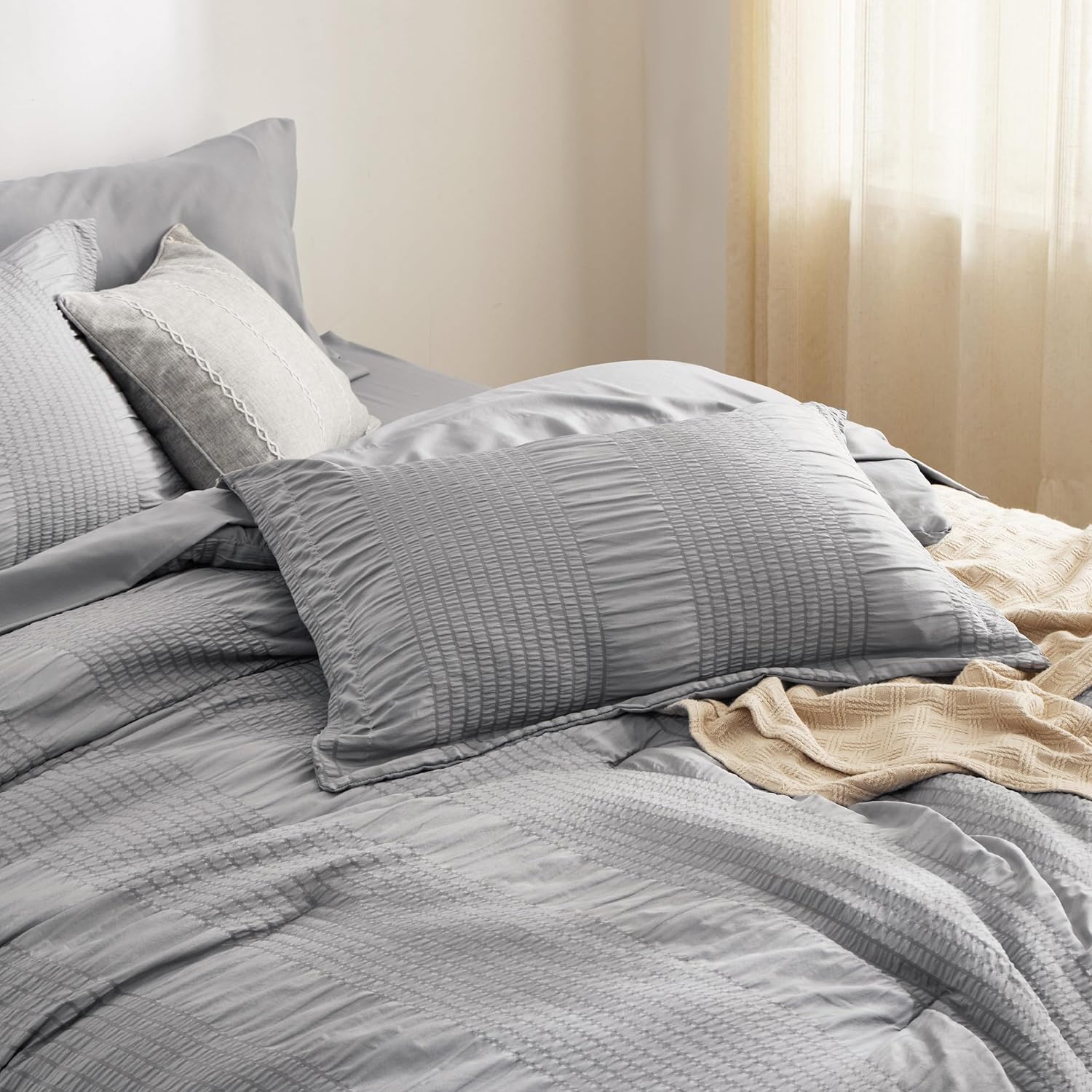 Bedsure Juego de cama King en una bolsa, juego de edredón tamaño King de 7 piezas, juego de ropa de cama de sirsaca a rayas, edredón alternativo