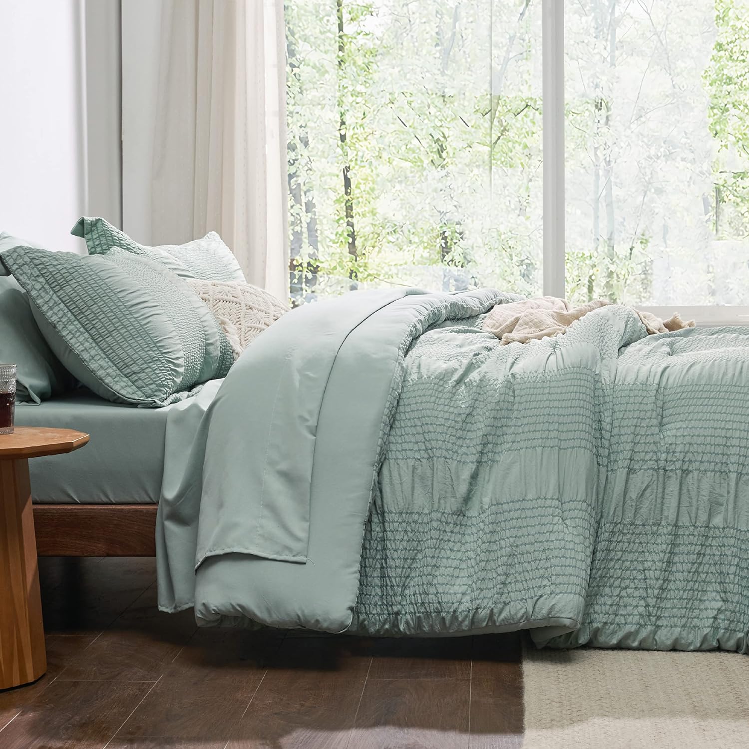 Bedsure Bed in a Bag King – Juego de edredón de 7 piezas a rayas, edredón alternativo de plumón suave y ligero, juego de cama King (verde salvia,