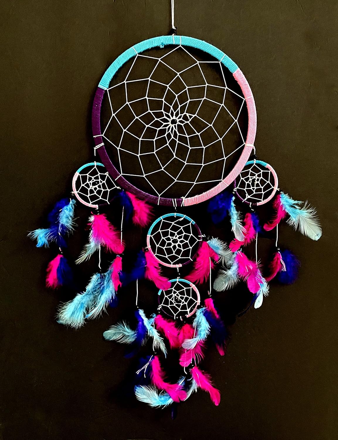 OMA Dream Catcher – Colores tradicionales de teñido anudado turquesa, rosa y morado plumas, 8.5 pulgadas de diámetro y 30 pulgadas de largo (teñido