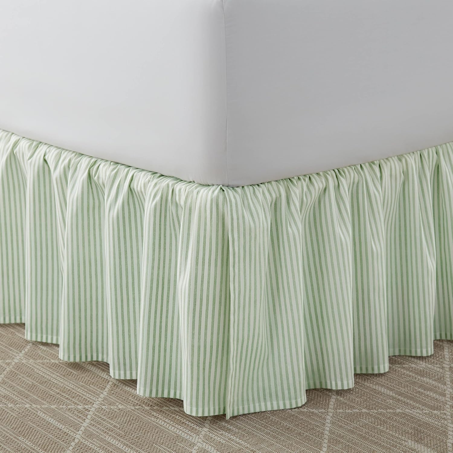 Laura Ashley Inicio – Falda de cama de algodón con volantes, estilo ligero y clásico (rayas verdes, Queen)