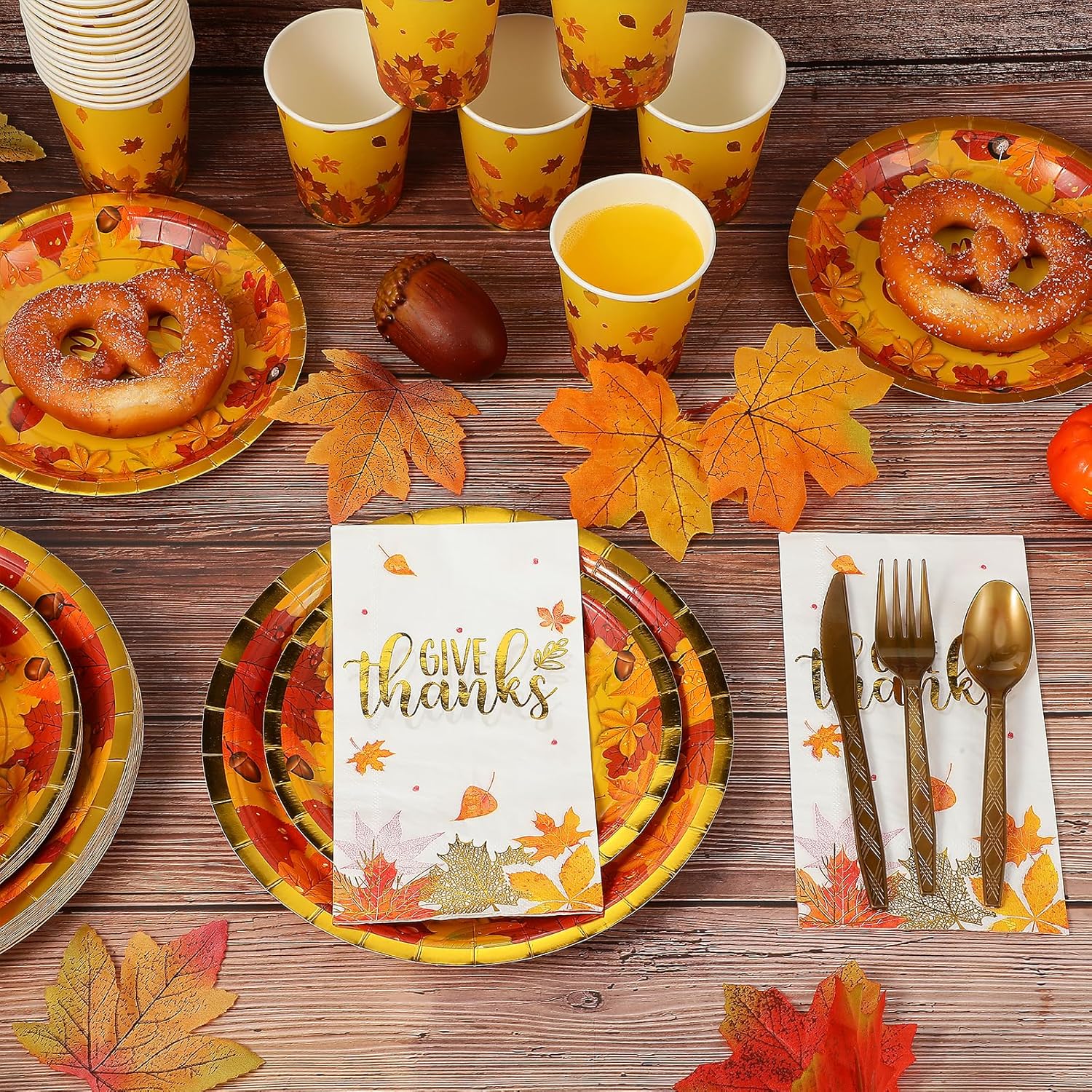 Juego de platos y servilletas de Acción de Gracias, suministros de fiesta de otoño con hojas de arce de otoño, vajilla desechable, platos de papel,