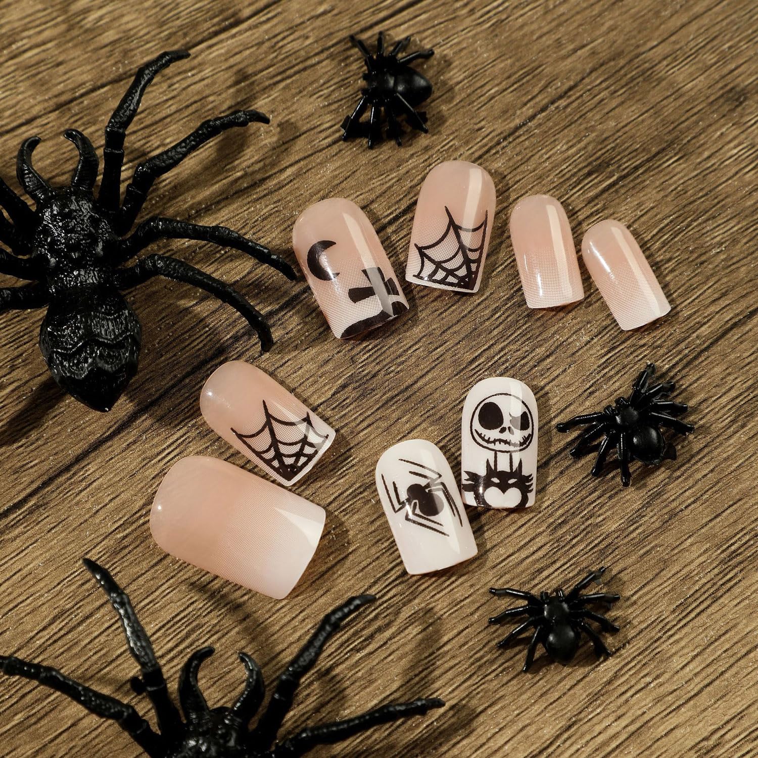 Uñas cortas a presión para Halloween, uñas postizas cuadradas negras nude, degradado, con telaraña, calabaza, luna, tumba con lindos diseños de