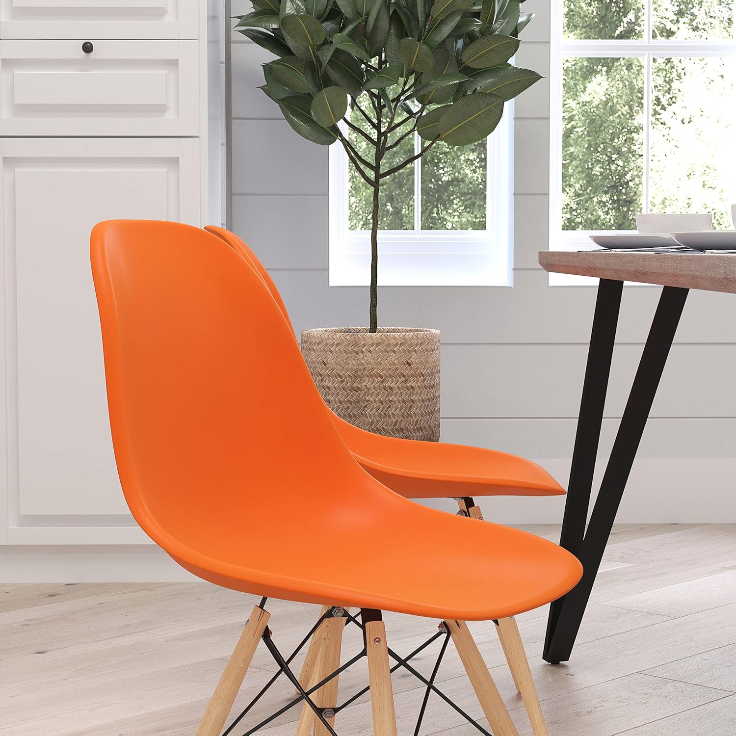 Merrick Lane Elton Series – Silla decorativa de polipropileno naranja con patas de madera apoyadas en metal