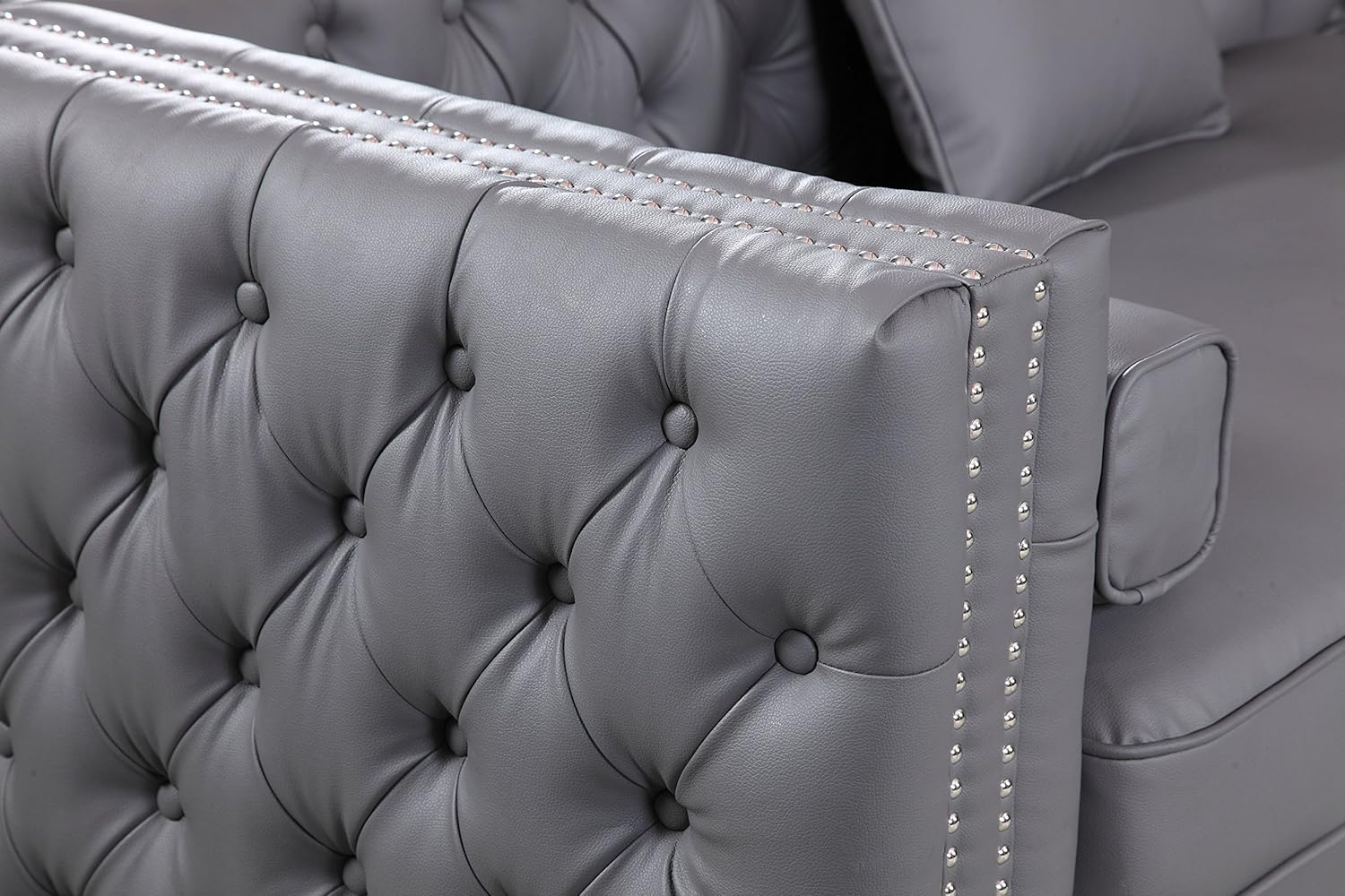 Da Vinci – Sofá seccional de piel sintética gris con ribete plateado y patas en Y de metal plateado