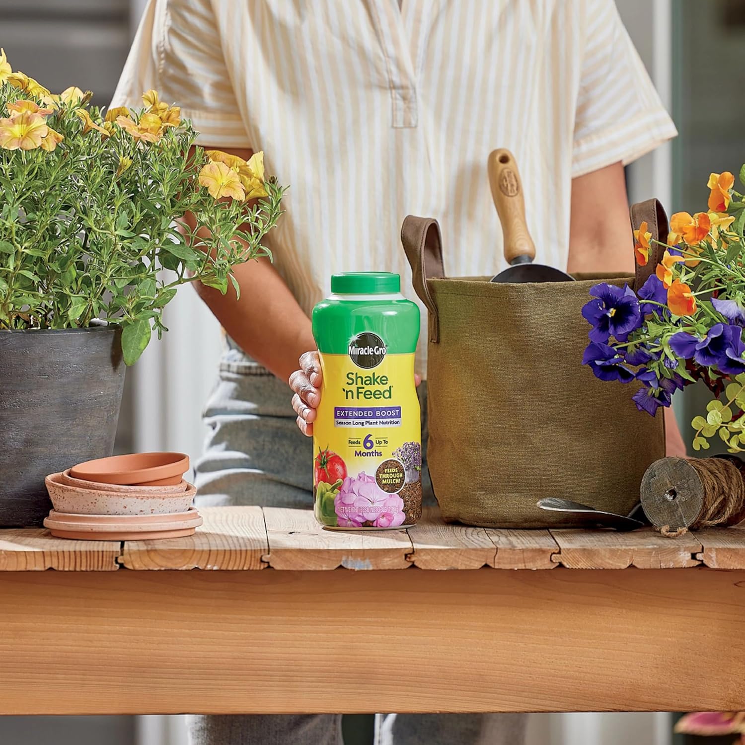 Miracle-Gro Shake ‘n Feed Extended Boost, fertilizante para plantas, alimenta hasta 6 meses, 3 libras.