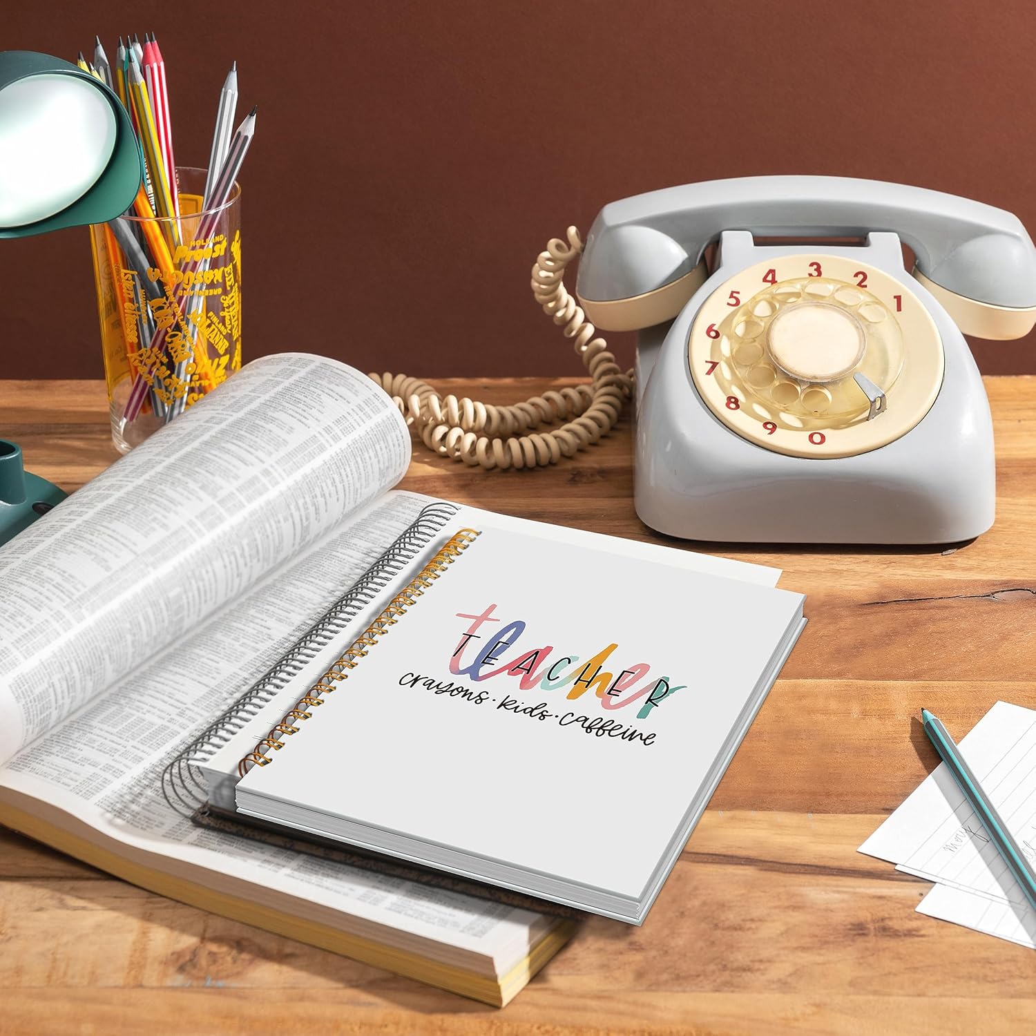 Cuaderno en espiral de cafeína con diseño de crayones pastel para profesores, cubierta dura laminada, con rayas universitarias de 5.5 x 8.3