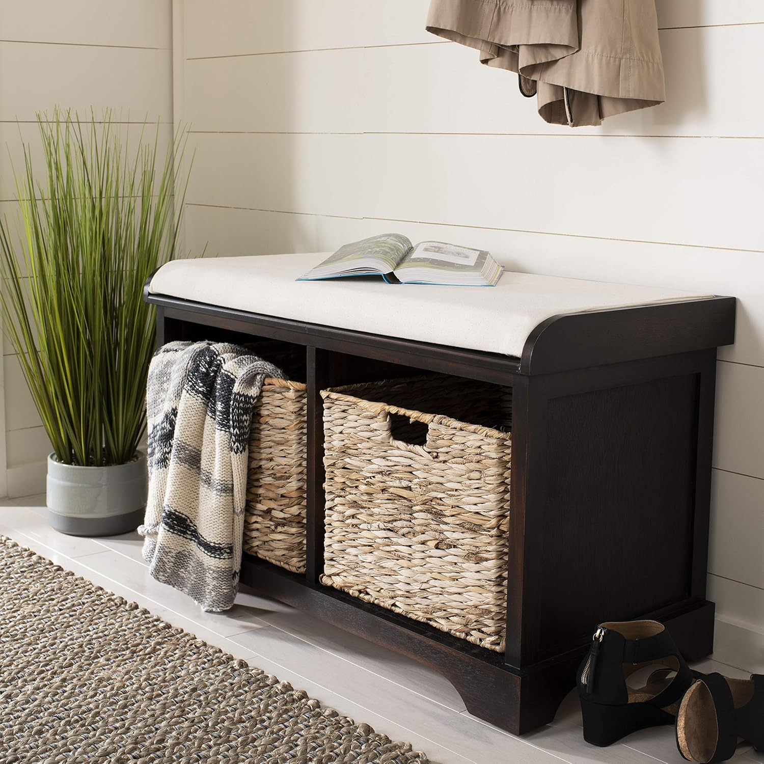 SAFAVIEH Home Collection Freddy – Banco de almacenamiento de mimbre con 2 cajones y cojín (totalmente montado)