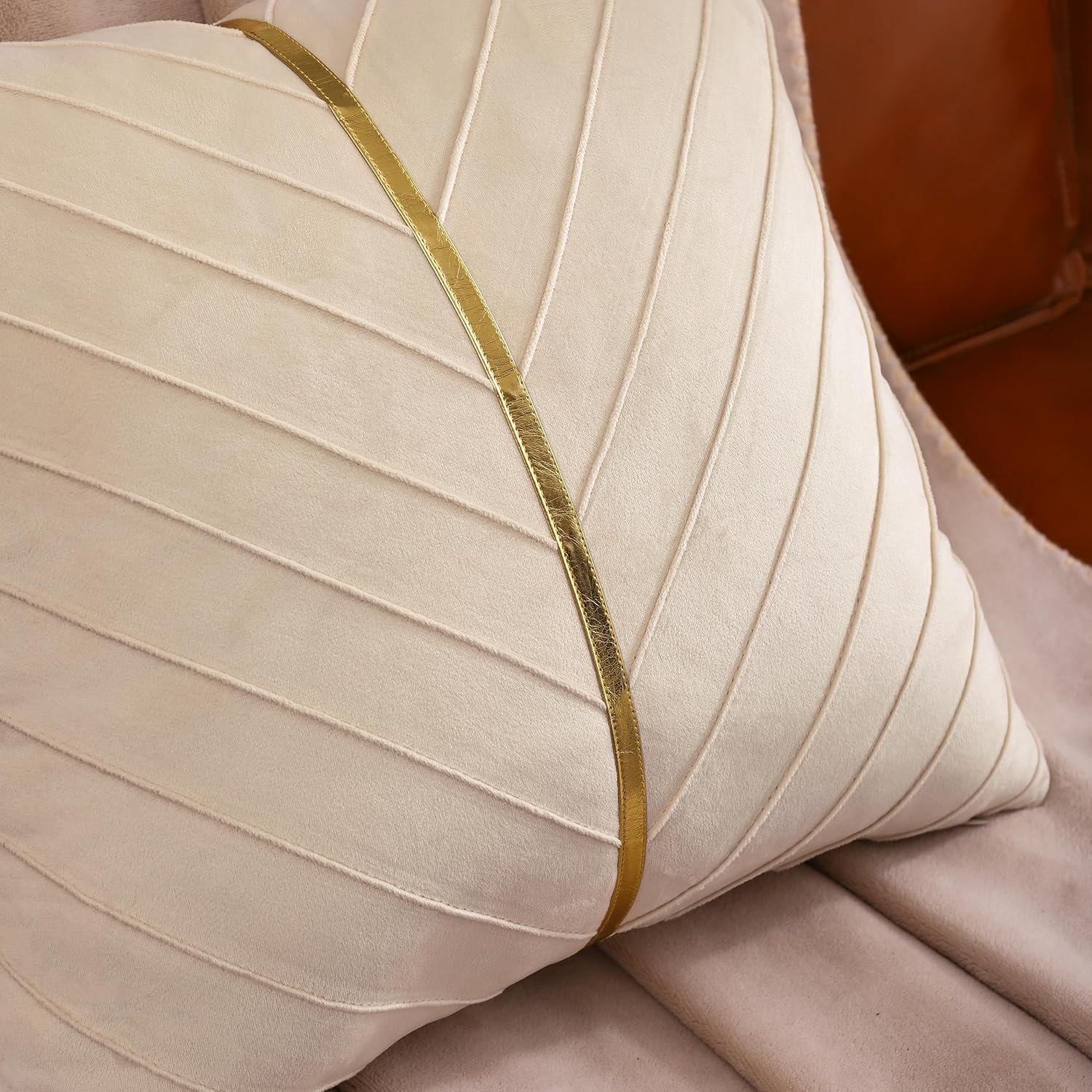 Tosleo Juego de 2 fundas de almohada de terciopelo color crema de 16 x 16 pulgadas con cuero dorado, fundas de almohada decorativas para sofá,