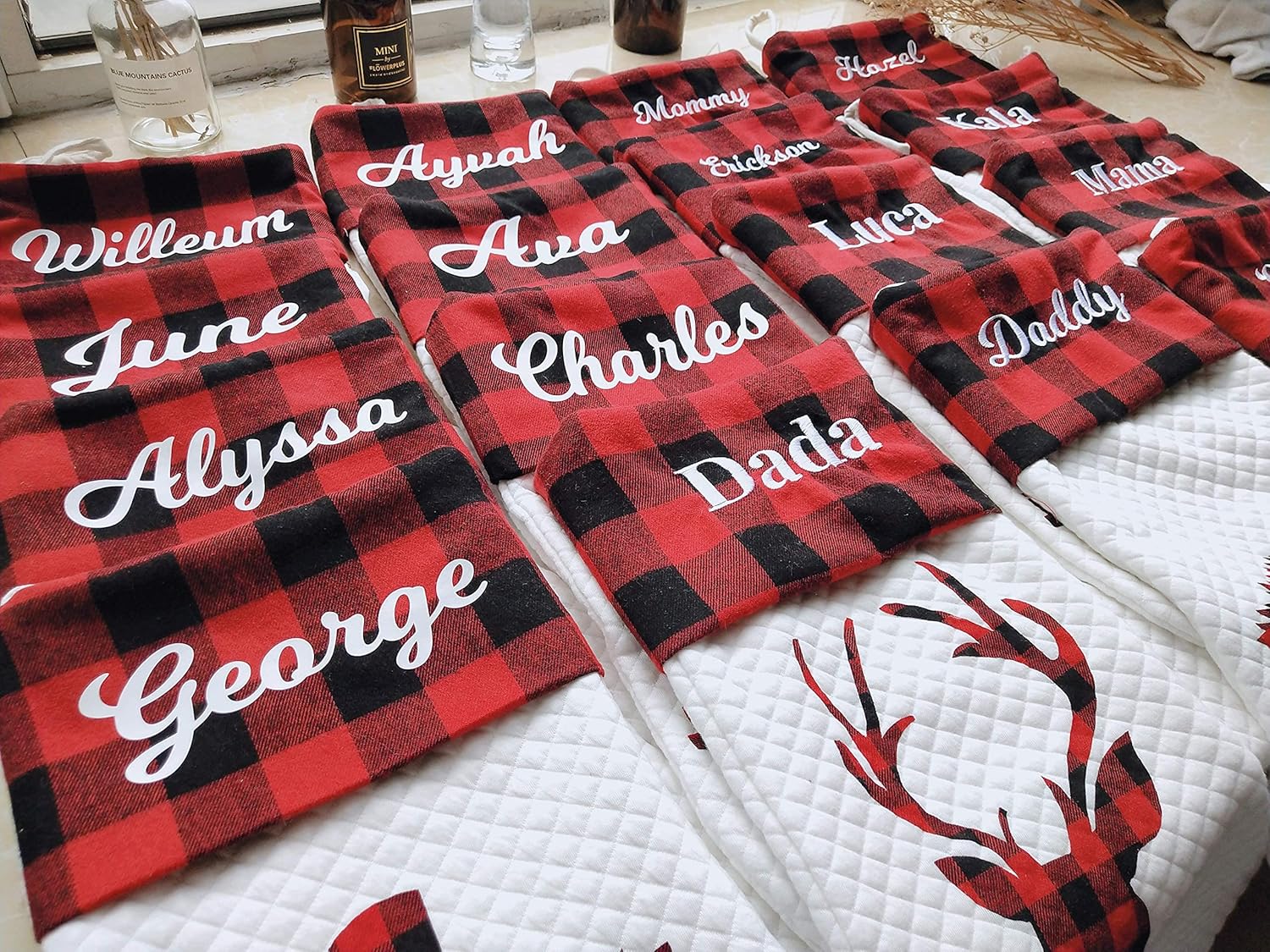 LUBOTS – Calcetines personalizados de decoración navideña, paquete de 1 (de 20 pulgadas de largo) con la silueta plana en rojo búfalo, estilo