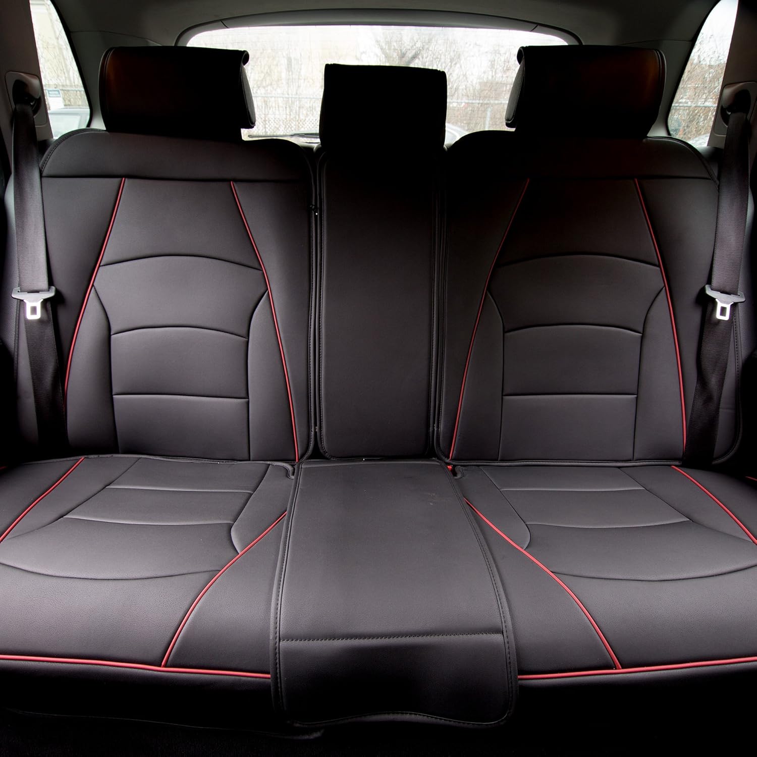 FH Group Funda de asiento de automóvil para asiento trasero dividido, piel sintética negra y ribete rojo, ajuste universal, cojines de asiento y