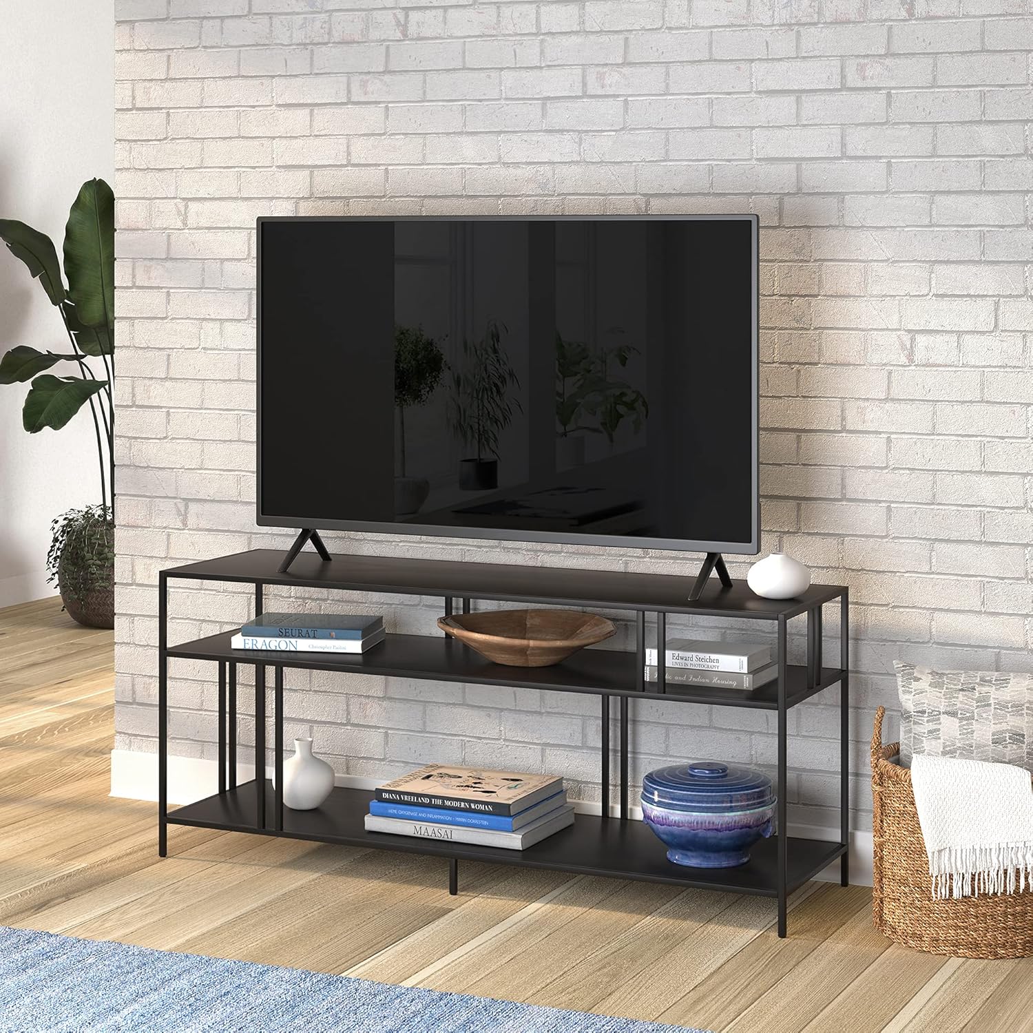 Henn&Hart Soporte de TV rectangular con estantes de metal para televisores de hasta 60″ en bronce ennegrecido, soportes de TV para la sala de estar