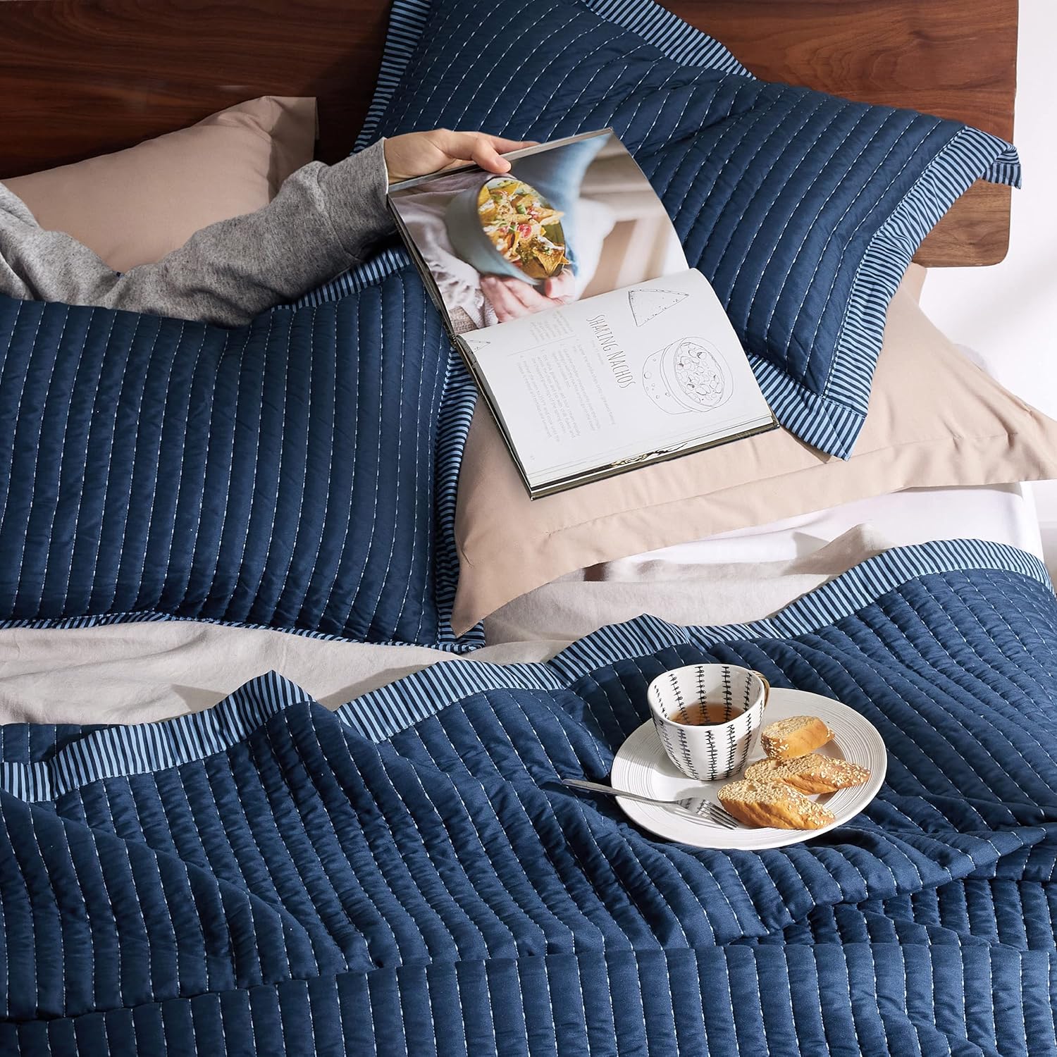 Bedsure Juego de edredón azul marino, tamaño Queen, juego de ropa de cama suave para todas las estaciones