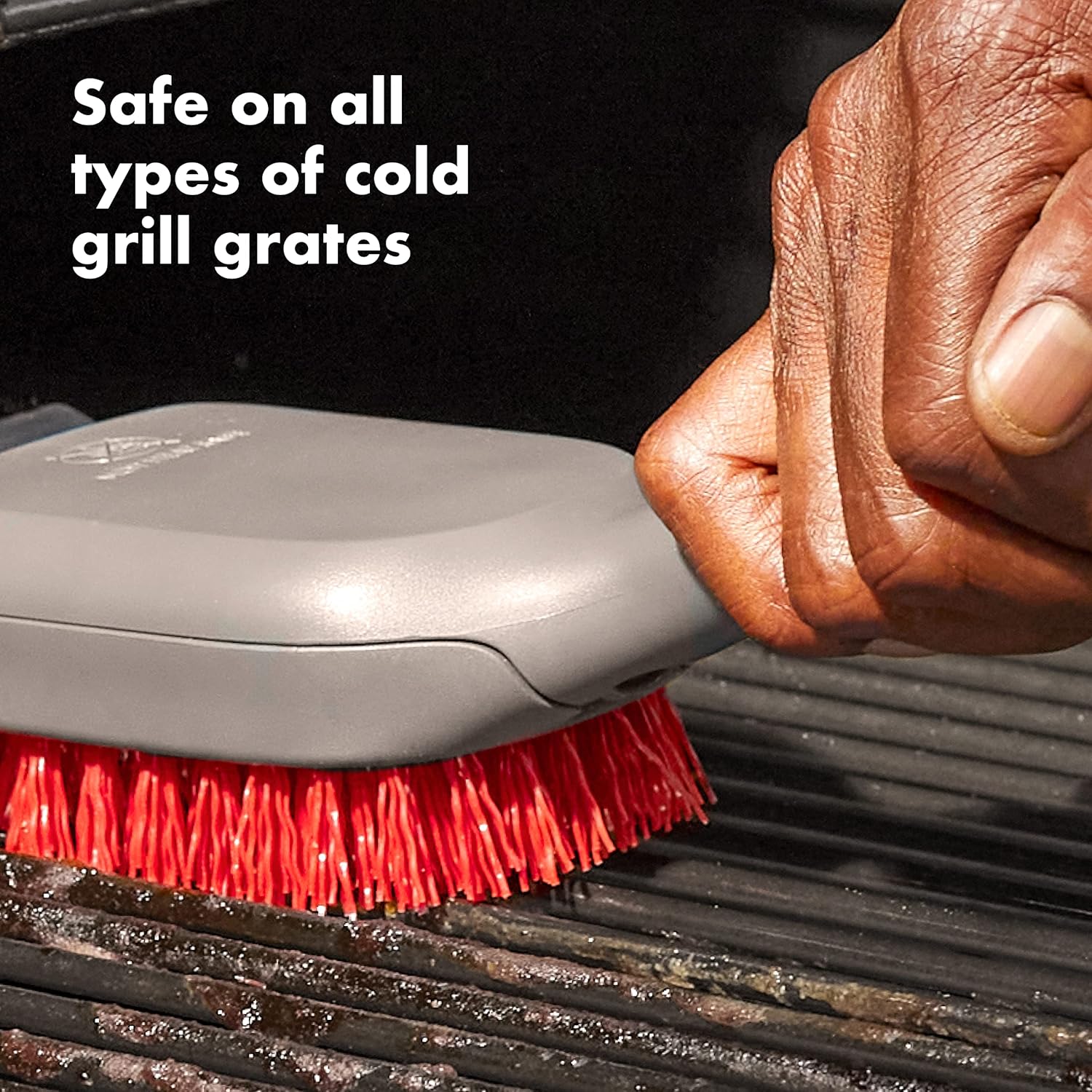 OXO Good Grips – Cepillo para parrilla de limpieza en caliente y buen agarre para asar a la parrilla en frío