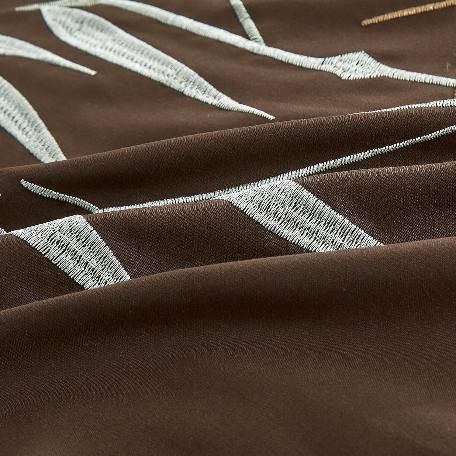 Chezmoi Collection Bengal – Juego de edredón bordado de bambú de 7 piezas, tamaño California King, ropa de cama de microfibra de hierba de bambú
