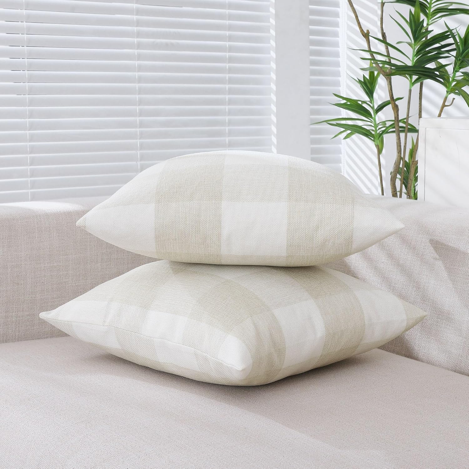 Juego de 2 fundas de almohada para exteriores, color beige y blanco crema de 20 x 20 pulgadas, fundas de almohada a cuadros de búfalo de 20 x 20