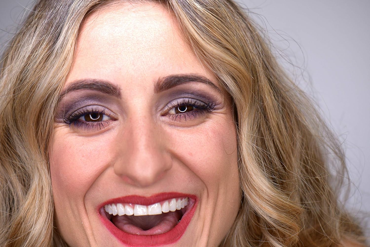 Máscara voluminizadora azul marino oscuro, sin parabenos, sin pruebas en animales y libre de crueldad