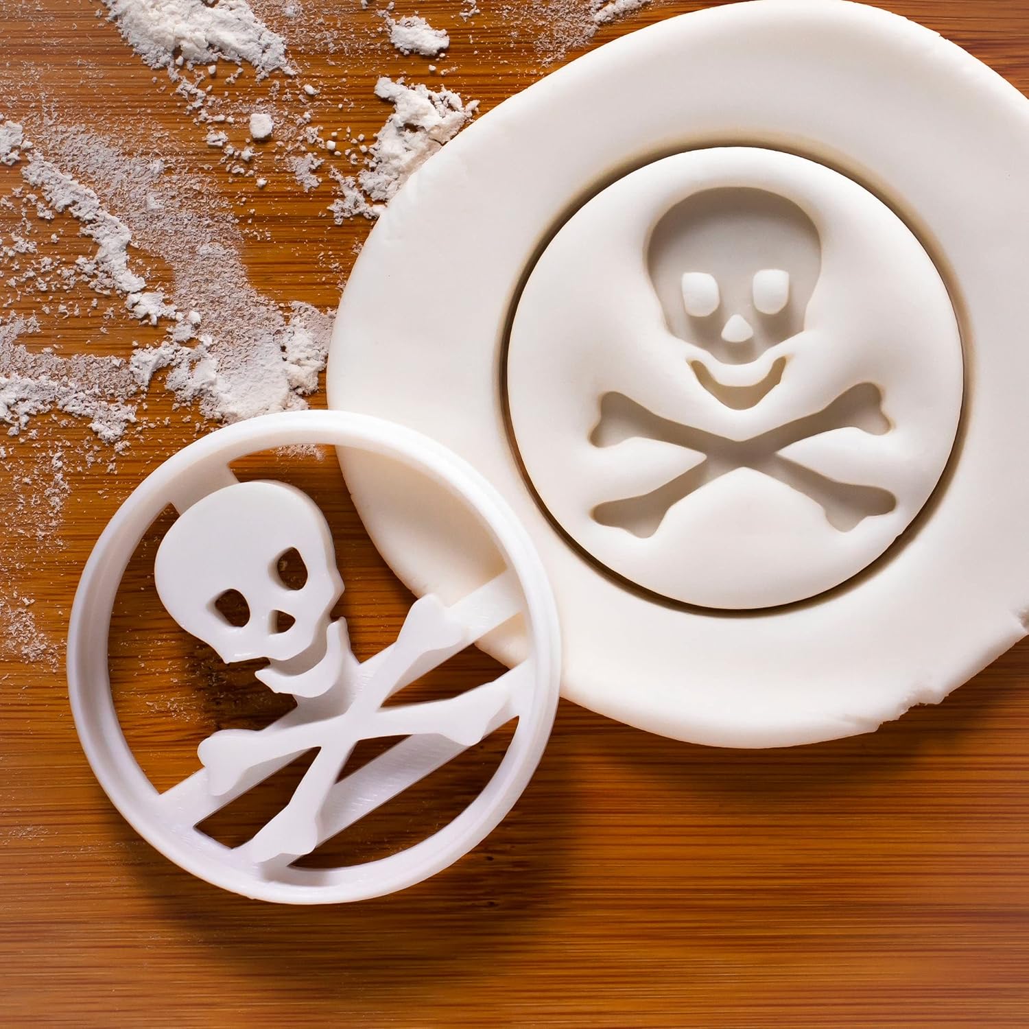 Juego de 4 cortadores de galletas con símbolos científicos (diseños átomo, riesgo biológico, radiación y símbolo tóxico), 4 piezas – Bakerlogy