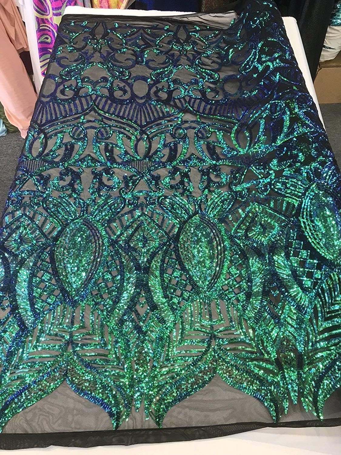 Diseño iridiscente de realeza bordado con lentejuelas en una tela de malla elástica de 4 vías (verde sobre negro, 3 yardas)