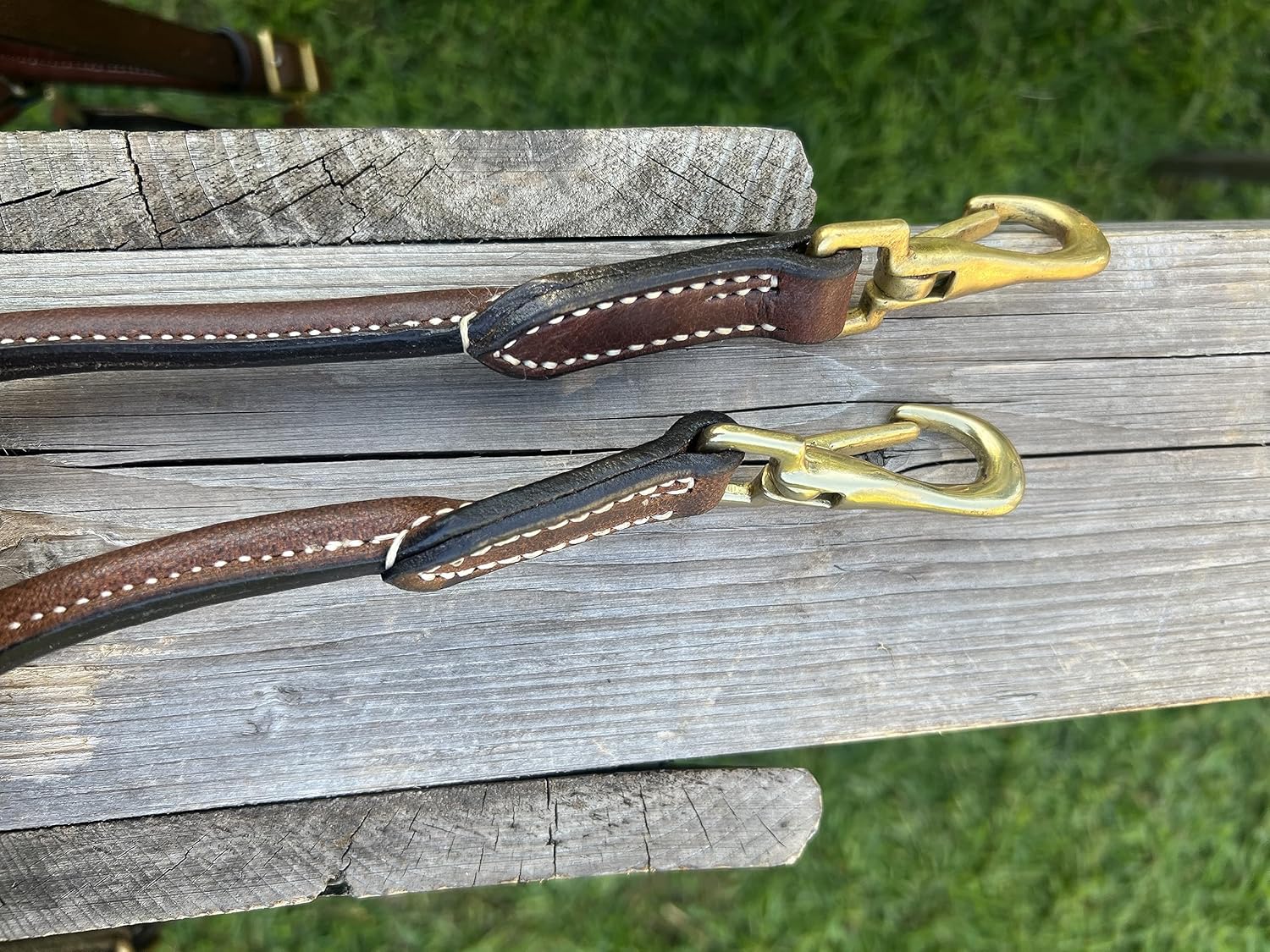 Leaders – Cabestro de cuero acolchado de 34 pulgadas para caballos con placa de nombre grabada personalizada, cuero marrón con herrajes de latón