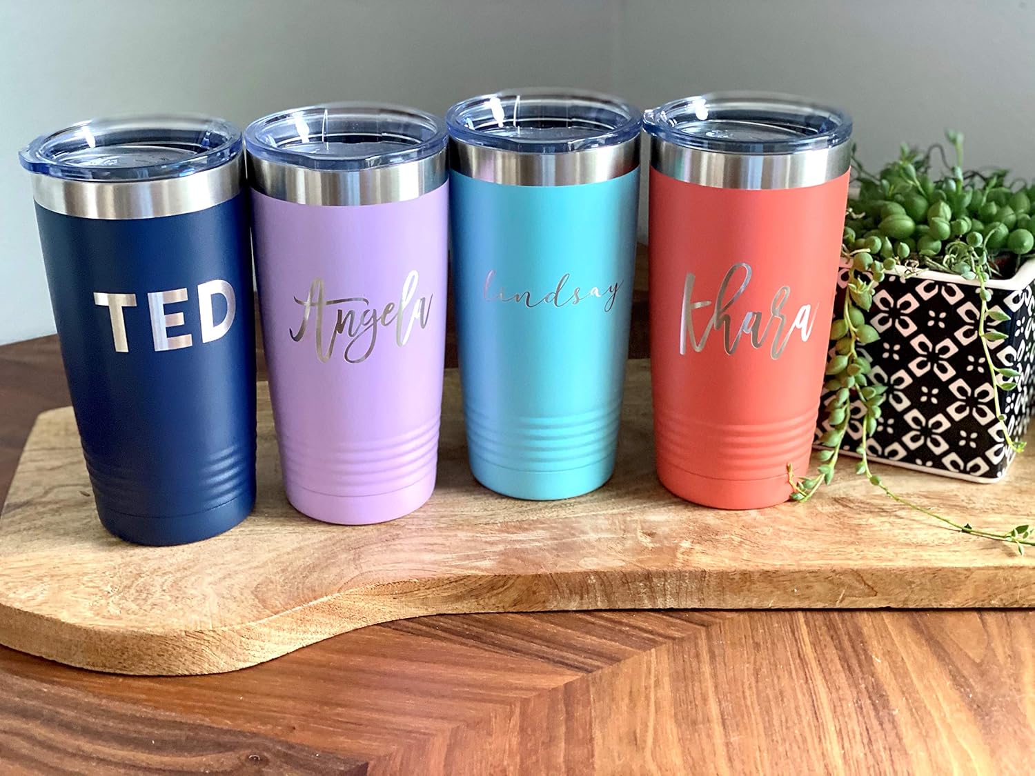 Vaso personalizado con tapa con grabado láser  Taza de viaje aislada al vacío de acero inoxidable  Perfecto para bebidas frías o calientes  Negro