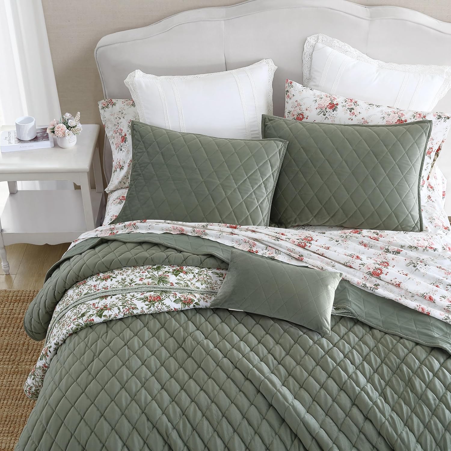 Laura Ashley – Juego de edredón King, ropa de cama reversible de terciopelo sólido, decoración del hogar para todas las estaciones con fundas y