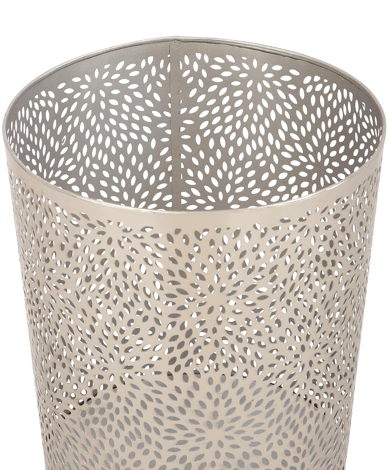 Deco 79 CosmoLiving by Cosmopolitan – Cubo de basura pequeño de metal con diseño floral tallado con láser, 9 x 9 x 10 pulgadas, color plateado