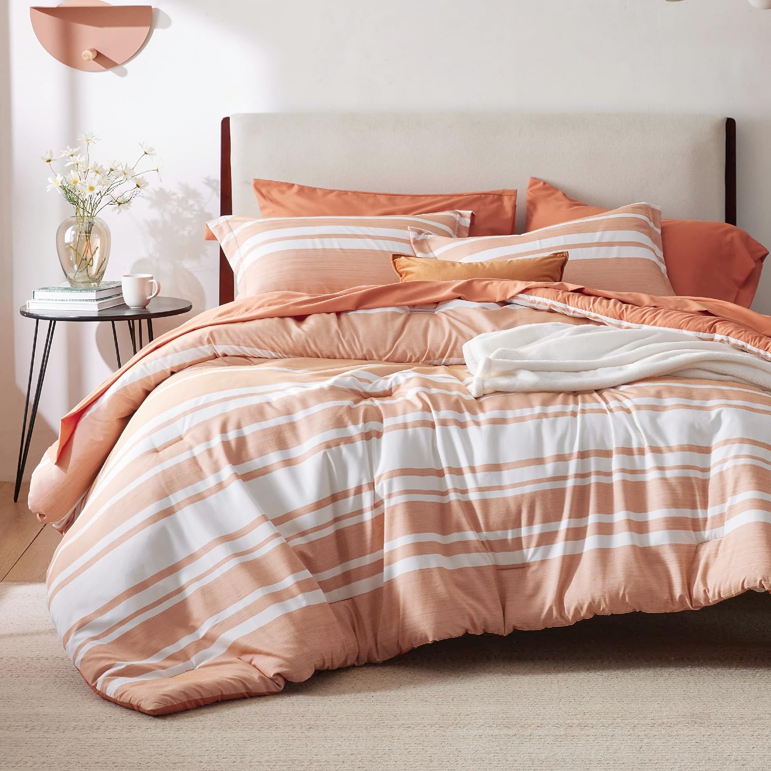 BEDSURE Bed in a Bag – Juego de edredón de 7 piezas a rayas color naranja quemado y blanco para todas las estaciones, 2 fundas de almohada, sábana