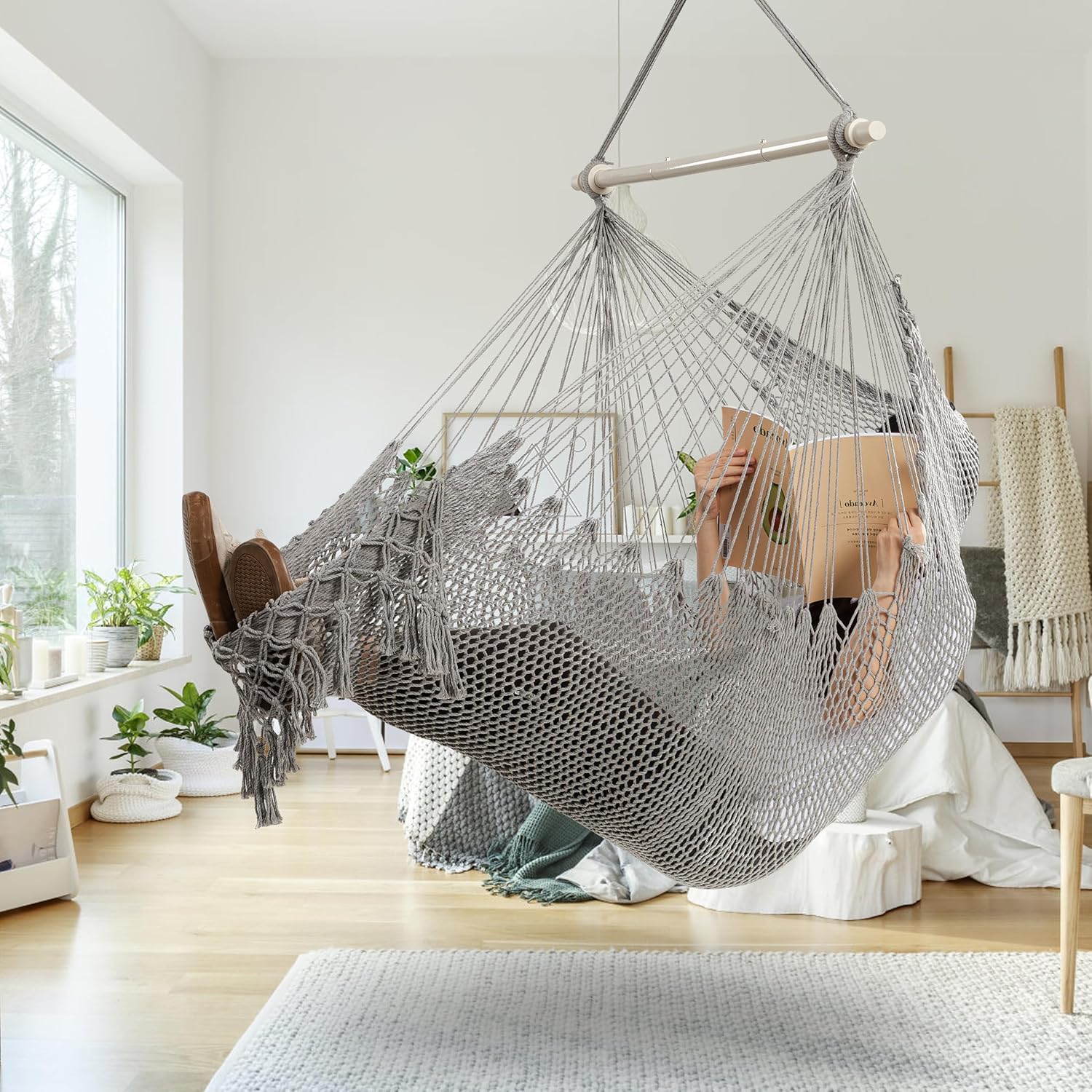 HBlife Silla hamaca de macramé de 330 libras con barra de metal portátil tejida a mano cuerda de algodón hamaca columpio para dormitorio, gris,