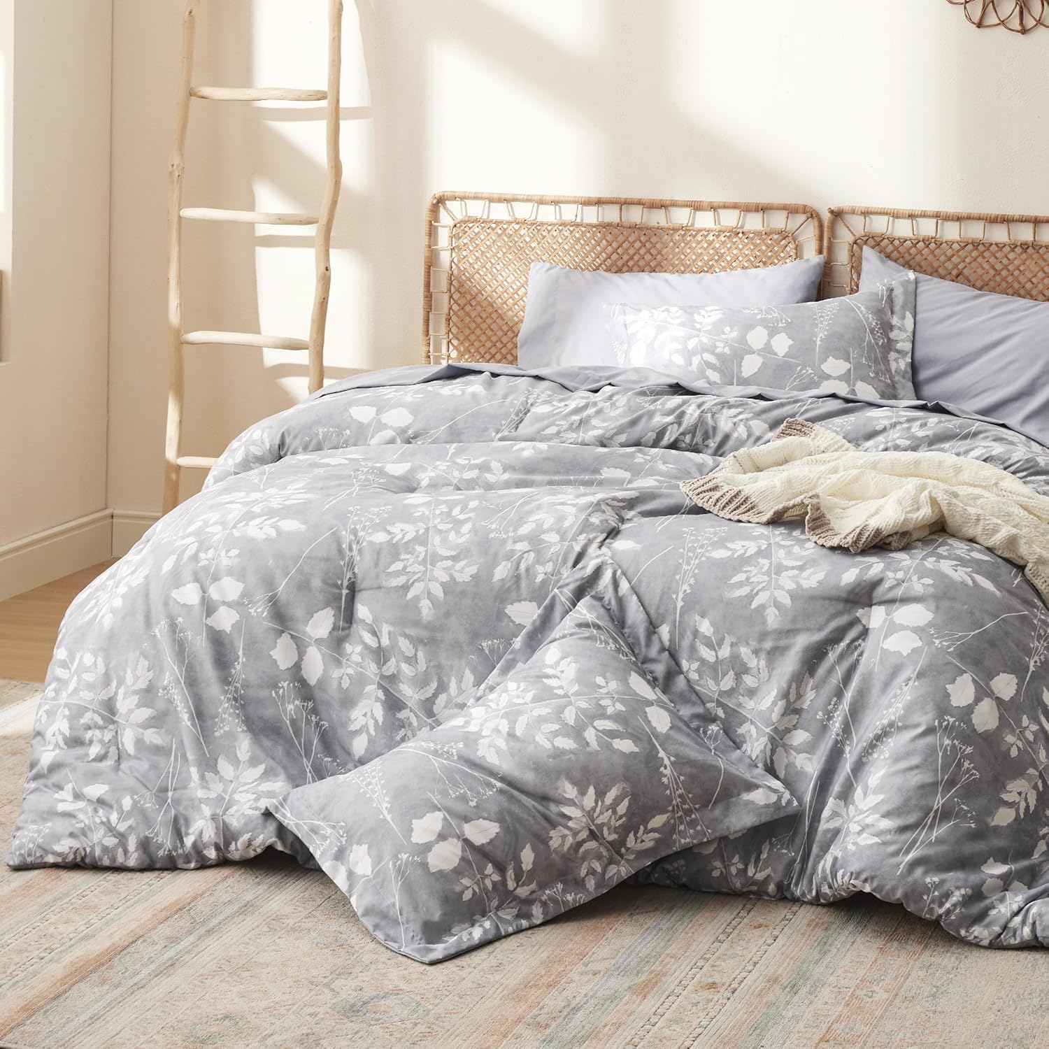 Bedsure Juego de edredón King  7 piezas de ropa de cama gris floral en una bolsa con edredón reversible de flores botánicas, sábanas, fundas de