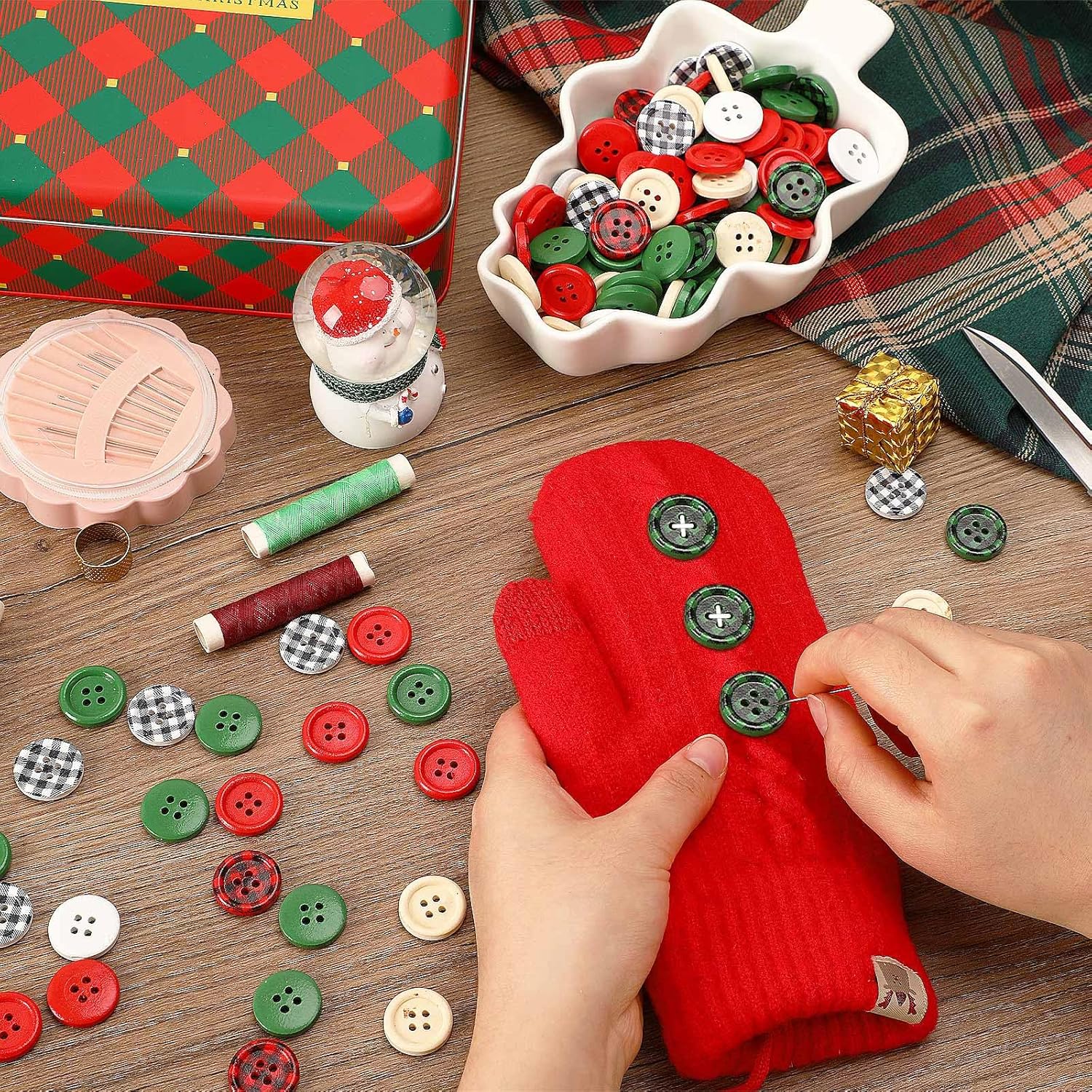 JUNEBRUSHS 260 botones de madera a cuadros de búfalo de Navidad, 4 agujeros, botones redondos de madera para calcetines de Navidad, decoración de
