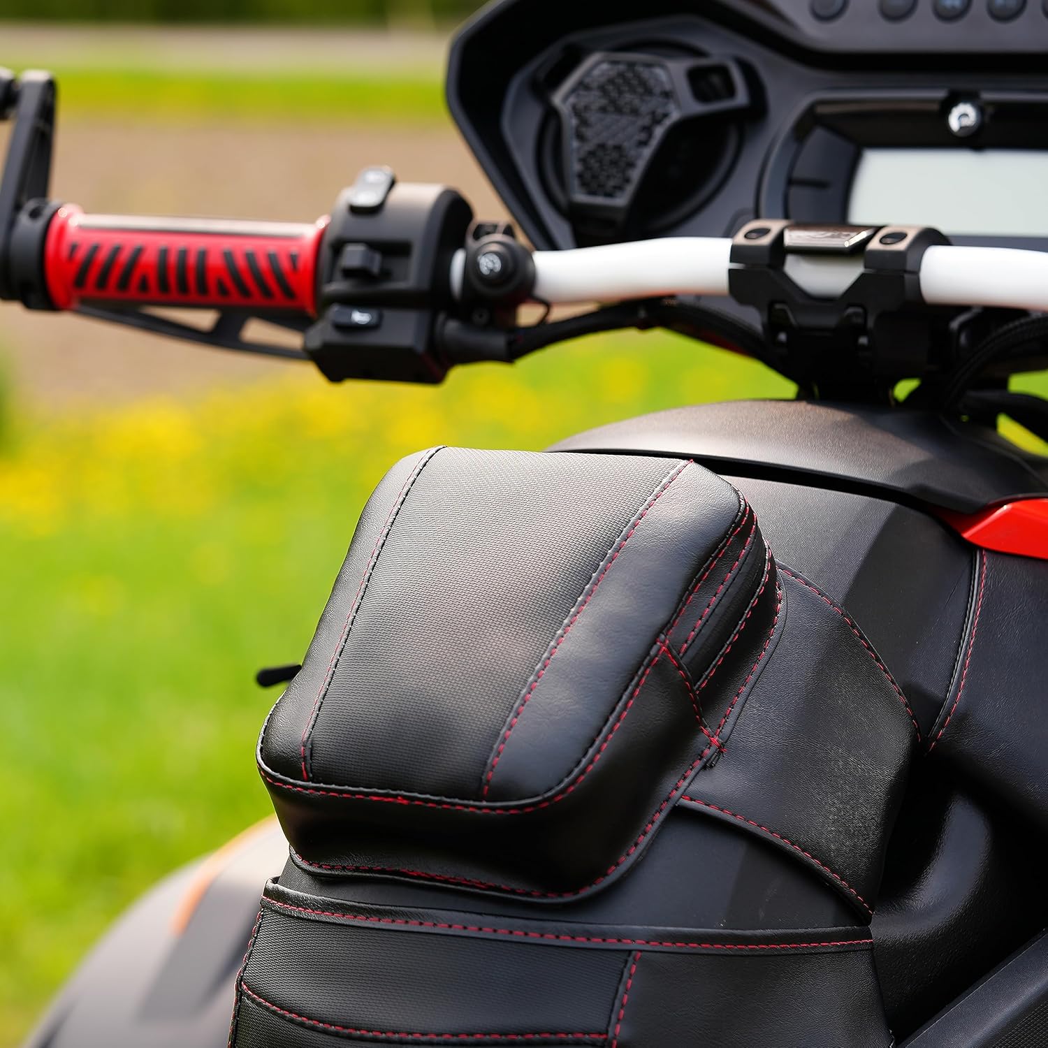 Mostrar bolsa de tanque balístico cromado para 2019+ Can-Am Ryker almacenamiento impermeable cremallera roja puntada H40-402CRED