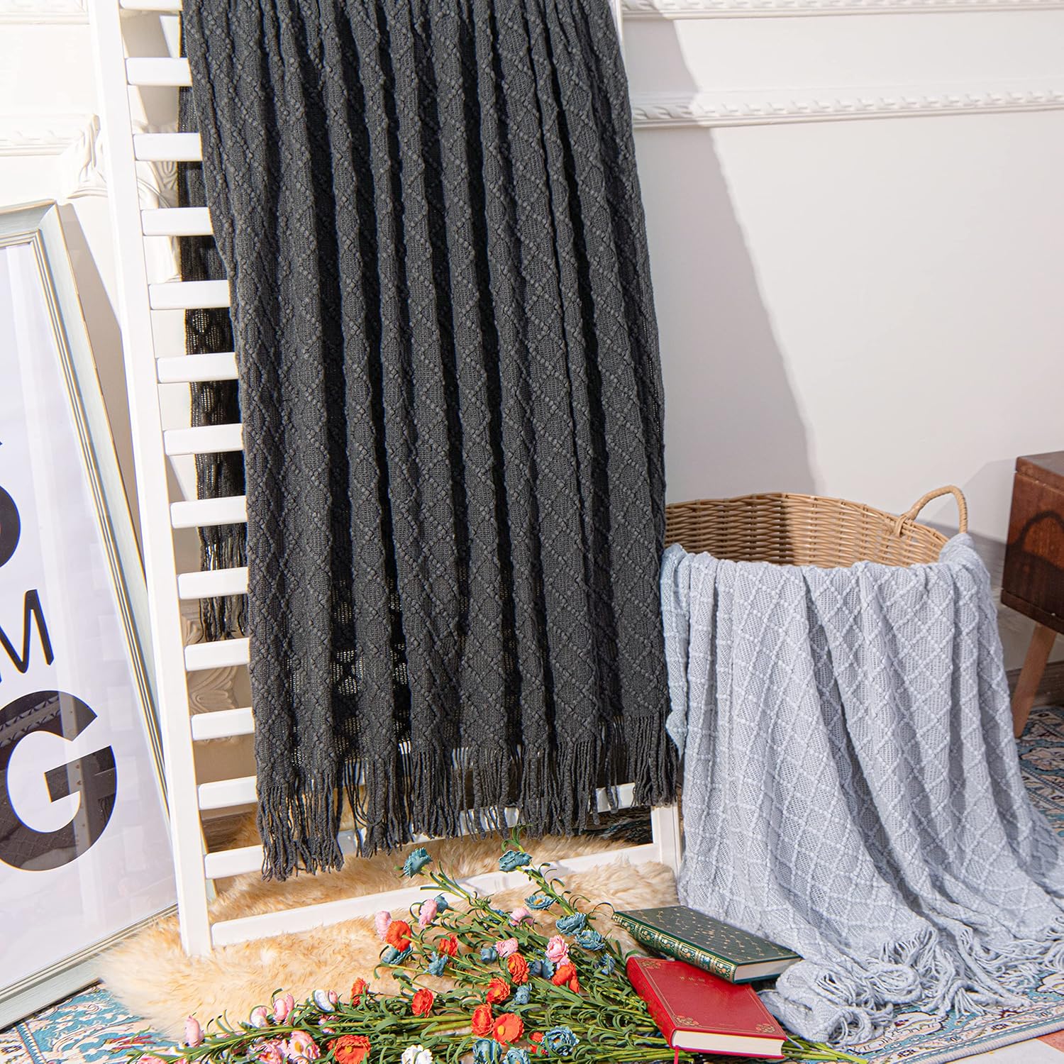 NTBAY Manta de punto acrílico de gran tamaño de 60 x 80 pulgadas, ligera y suave, acogedora manta tejida decorativa con borlas para viajes, sofá,