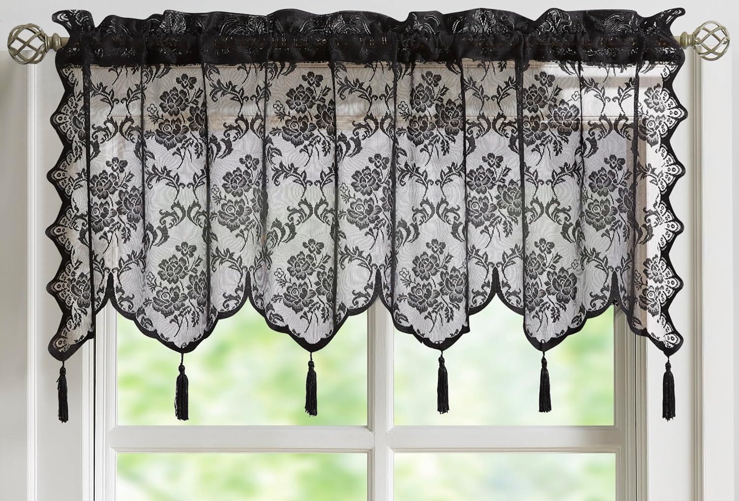 Warm Home Designs Cenefa de encaje negro de 54 pulgadas de ancho x 22 pulgadas de largo. Cenefa negra de lujo con 6 borlas para cocina, comedor o