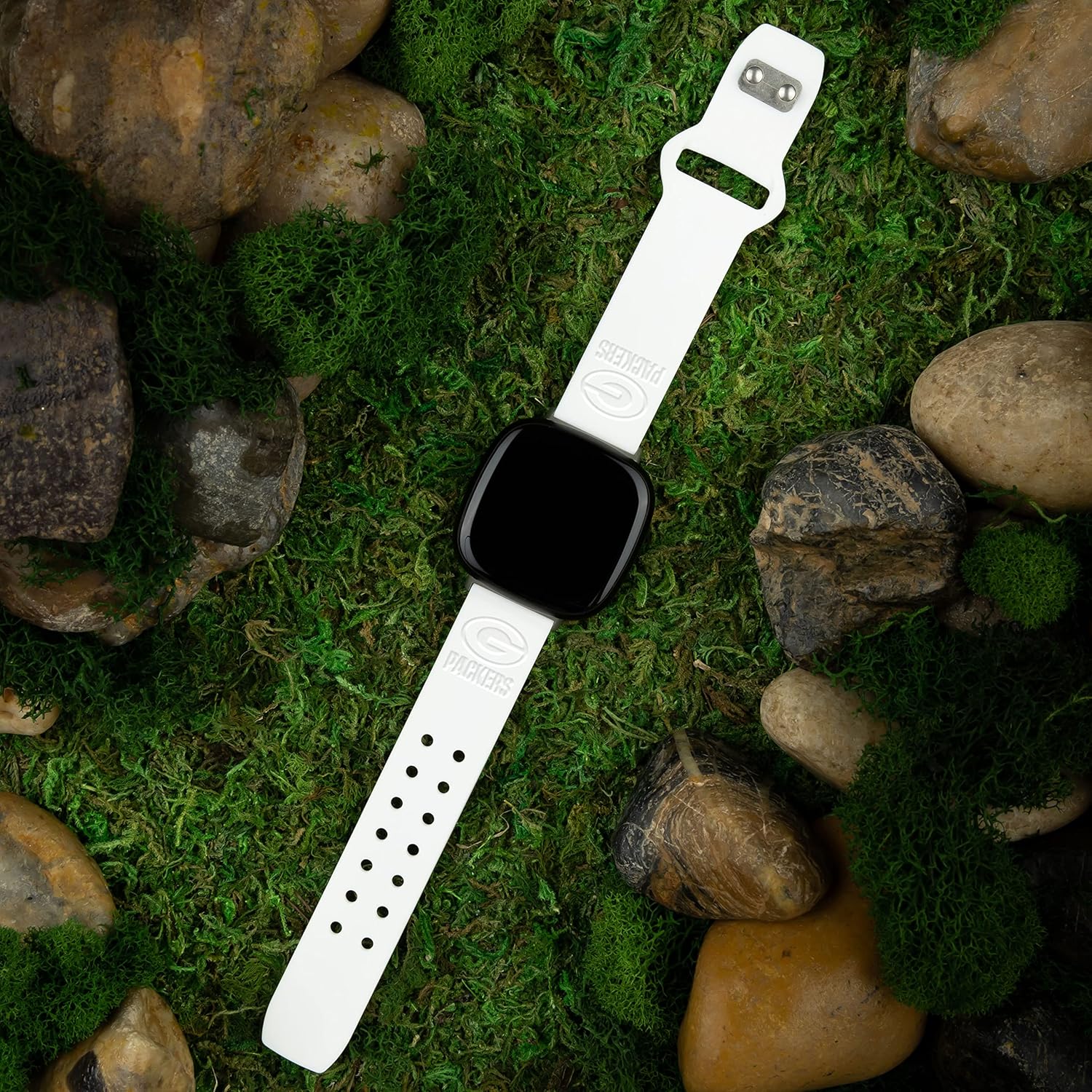 Game Time Green Bay Packers – Correa deportiva de silicona grabada compatible con Fitbit Versa 3 y Sense Green