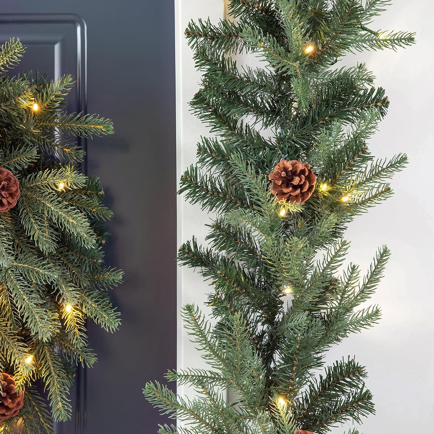 Glitzhome Guirnalda de Navidad preiluminada con cono de pino verde flocado con luz LED blanca cálida – 9 pies