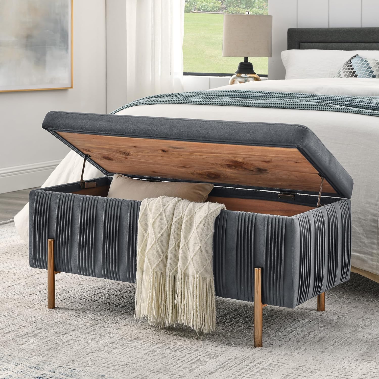 Banco de almacenamiento moderno de 40.5 pulgadas con chapa de madera de cedro, asiento tapizado de terciopelo con patas de metal dorado para