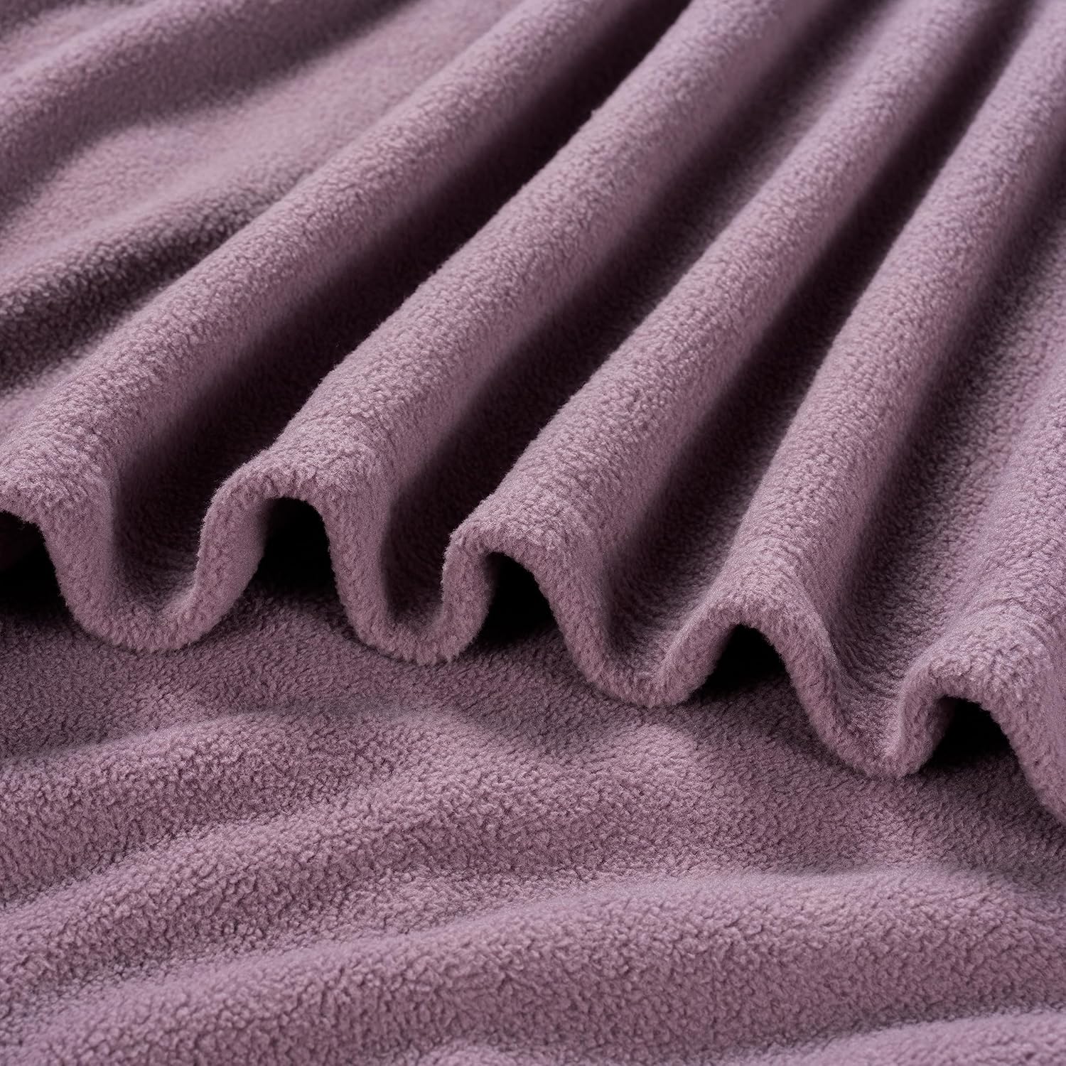 Berkshire Blanket Manta de microforro polar para cama, color morado lavanda, ligera, suave y transpirable, manta de microforro polar para viajes,